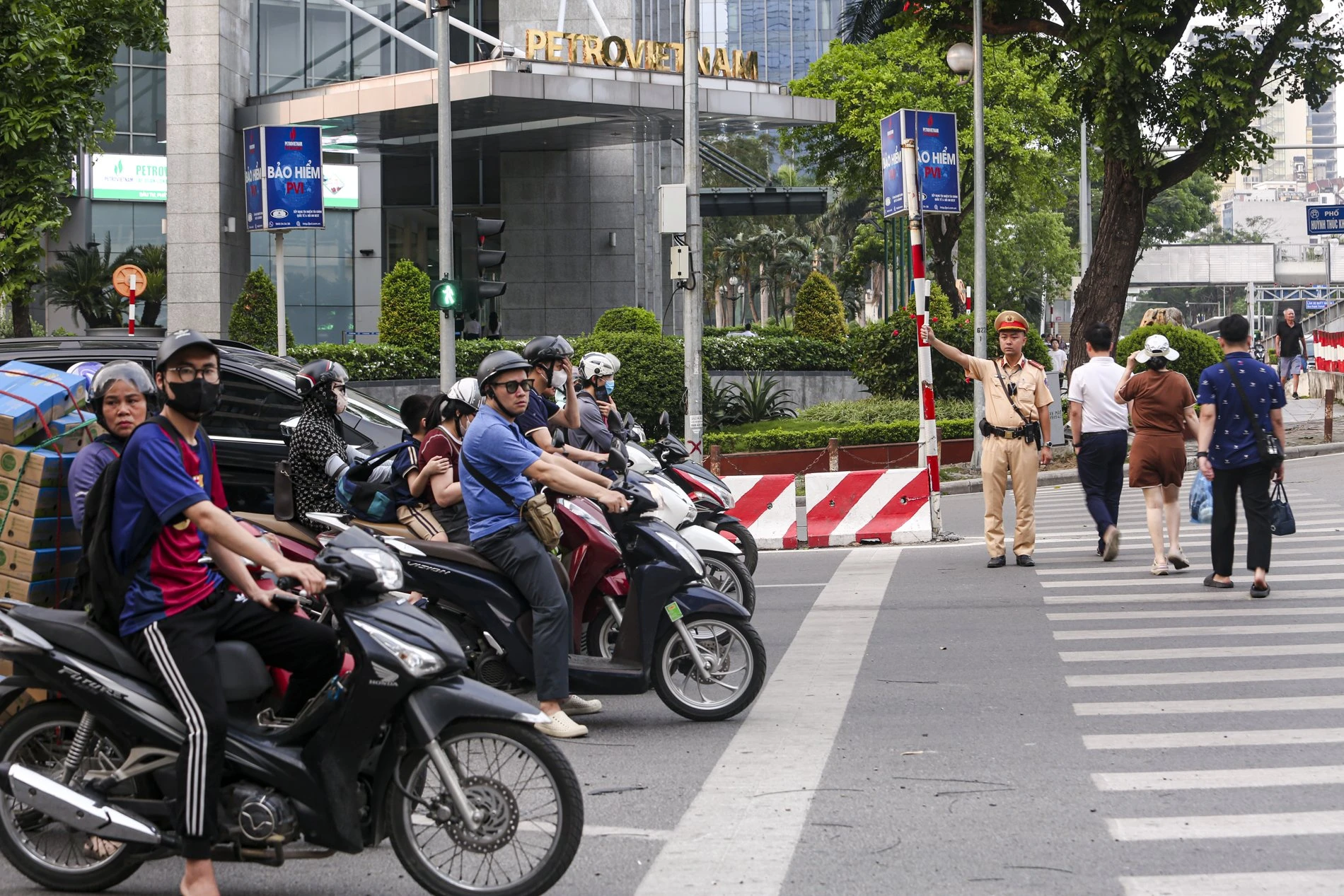 Thượng úy Nguyễn Hoàng Tùng - cán bộ Đội CSGT đường bộ số 3 thông tin sau khi Nghị định 168/2024 có hiệu lực, tình hình trật tự an toàn giao thông đã có chuyển biến rõ rệt. Tuy nhiên hiện nay bắt đầu có sự "nhờn luật", đặc biệt là người điều khiển xe máy, họ sẵn sàng vi phạm khi không thấy bóng dáng CSGT. thiet-bi-ghi-hinh' (8).jpg