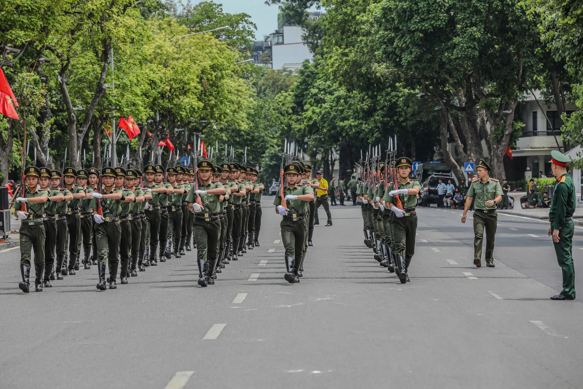 Các cán bộ, chiến sỹ tập luyện dưới thời tiết oi bức của Hà Nội.
