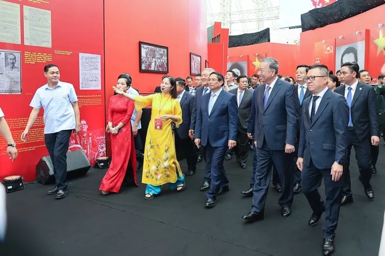 Tổng Bí thư Tô Lâm, Thủ tướng Phạm Minh Chính và các lãnh đạo, nguyên lãnh đạo Đảng, Nhà nước tham quan Triển lãm. Ảnh: VGP img0127-17563592364861659537191.jpg