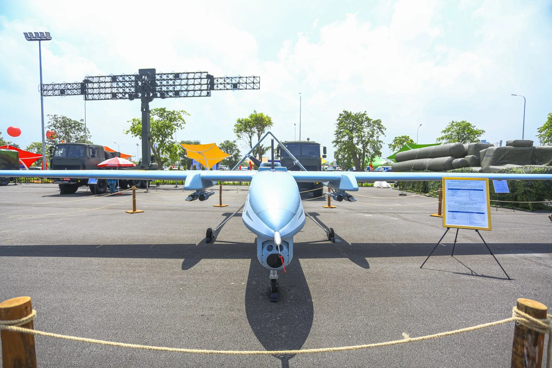 Phương tiện bay không người lái đa năng tầm xa do Việt Nam nghiên cứu, chế tạo. UAV đa năng, tầm xa là dòng UAV cấp chiến lược thực hiện các nhiệm vụ như trinh sát, chỉ thị mục tiêu theo thời gian thực, trinh sát điện tử, chuyển tiếp thông tin, tấn công mục tiêu nhờ khả năng mang đa tải. trien-lam (14).jpg