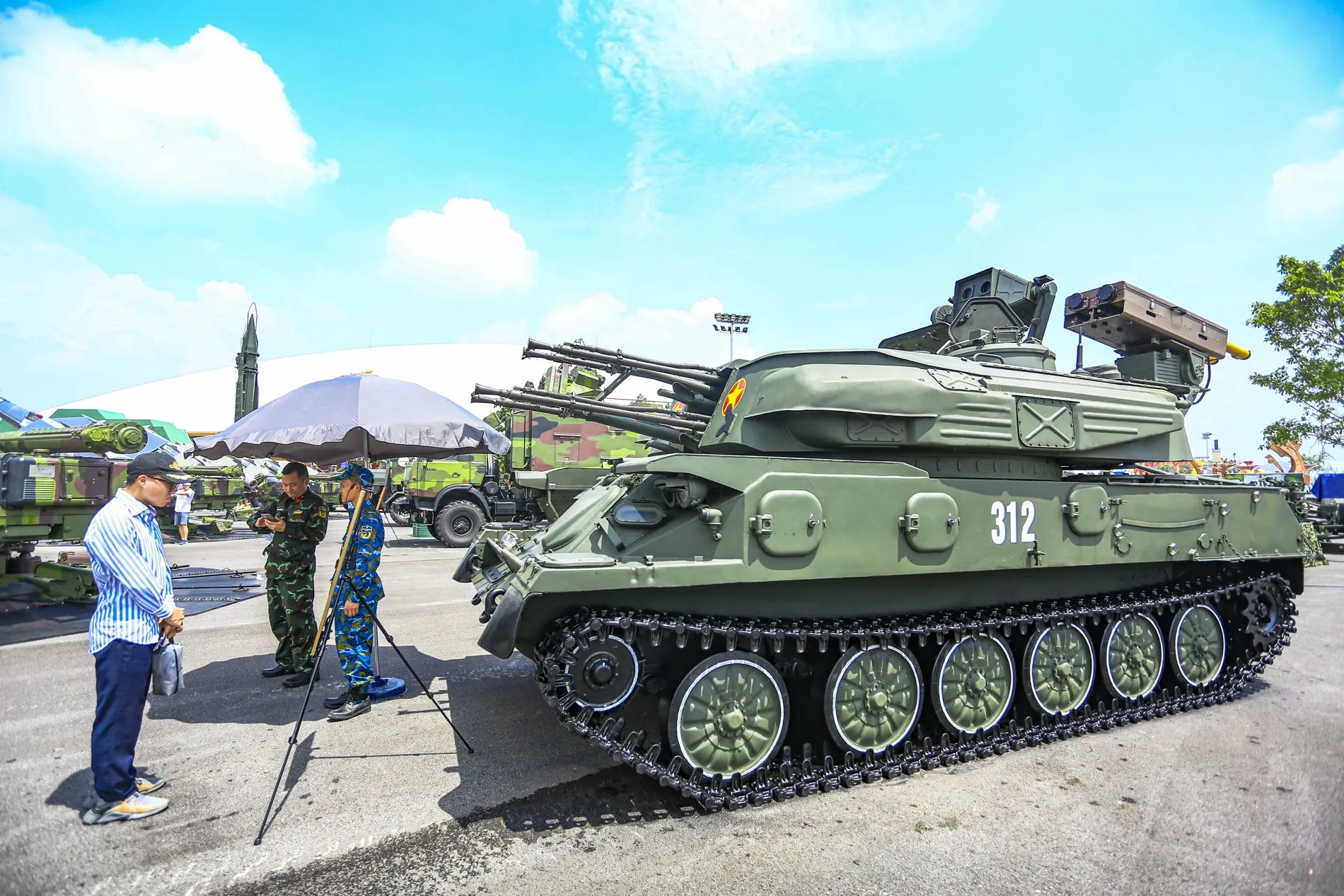 Tổ hợp pháo phòng không tự hành nâng cấp ZSU-23-4HL01. trien-lam (15).jpg