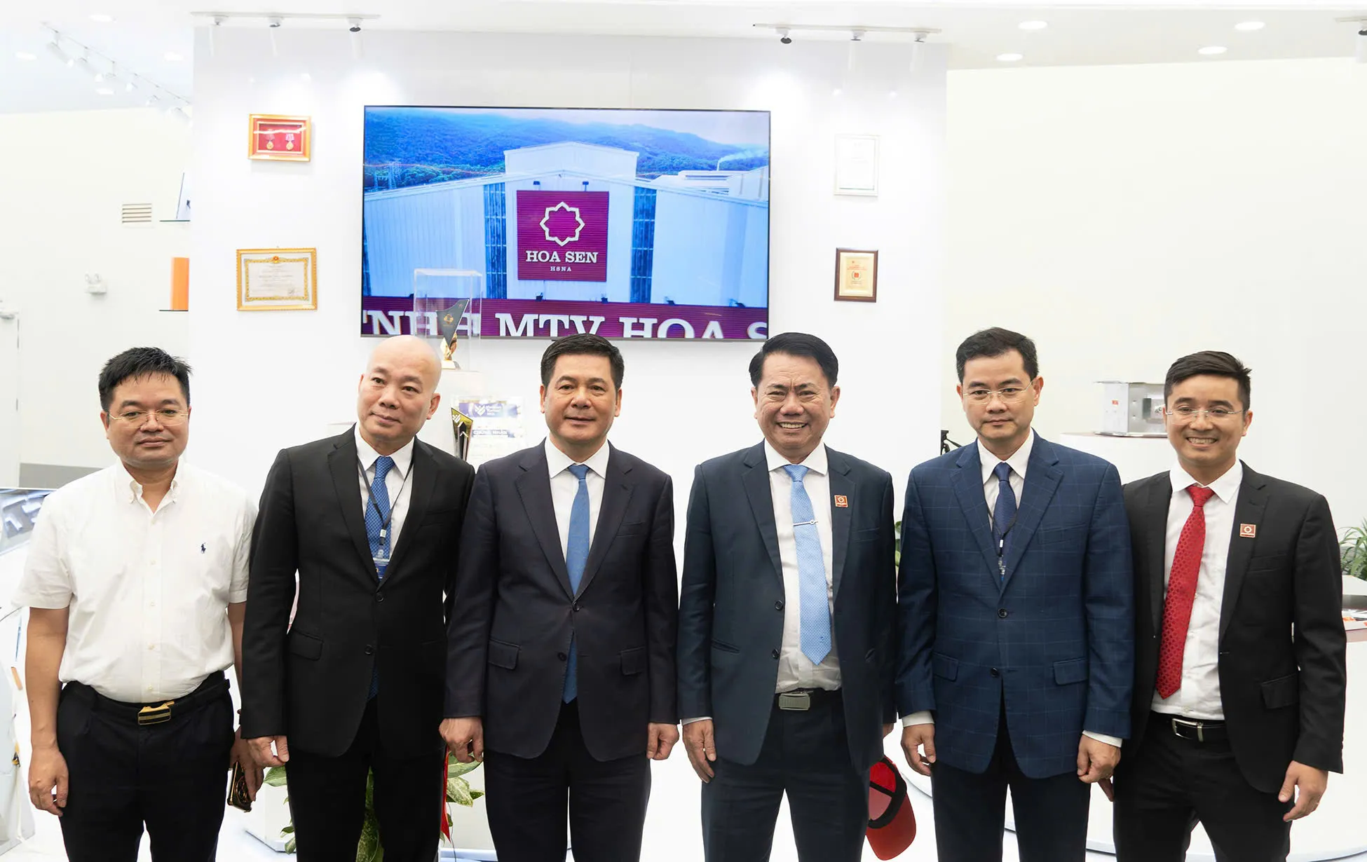 Bộ trưởng Bộ Công Thương Nguyễn Hồng Diên thăm và chụp ảnh lưu niệm tại gian trưng bày của Tập đoàn Hoa Sen. Tại triển lãm, Tập đoàn Hoa Sen đã giới thiệu đến khách hàng, đối tác 3 dòng sản phẩm chính đó là Tôn Hoa Sen, Ống Thép Hoa Sen, Ống Nhựa Hoa Sen. Đặc biệt là 2 sản phẩm Hoa Sen Mag Shield và Ống Nhựa HDPE Hoa Sen 1.200 mm mà Tập đoàn Hoa Sen vừa mới đưa ra thị trường từ đầu tháng 8-2025. trien-lam (2).jpg