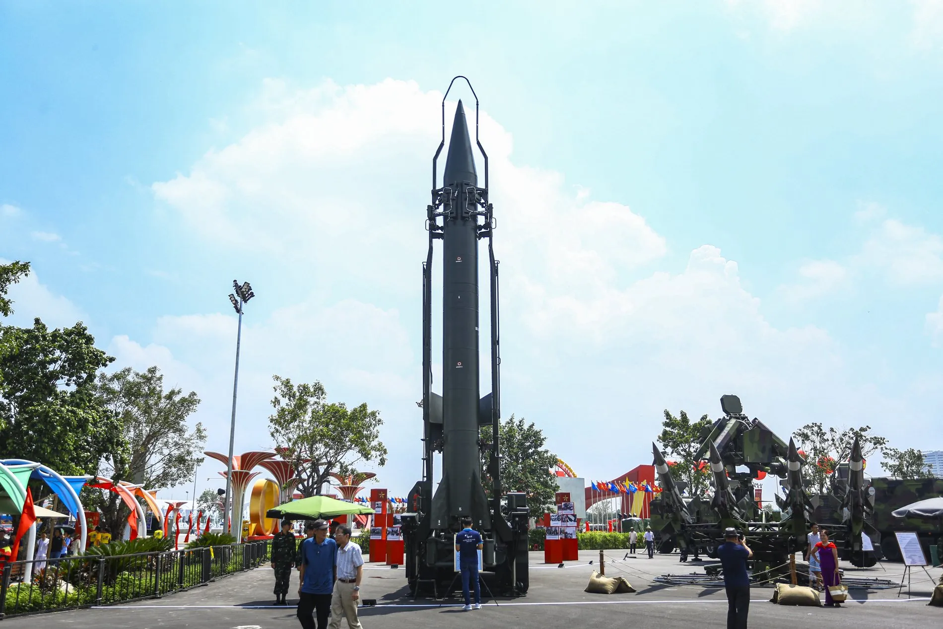 Tên lửa Scud-B có tầm bắn xa nhất đến 300km, có chiều dài 11,25m, trọng lượng bắn khoảng 4.500kg, đầu đạn khoảng 950kg... trien-lam (20).jpg