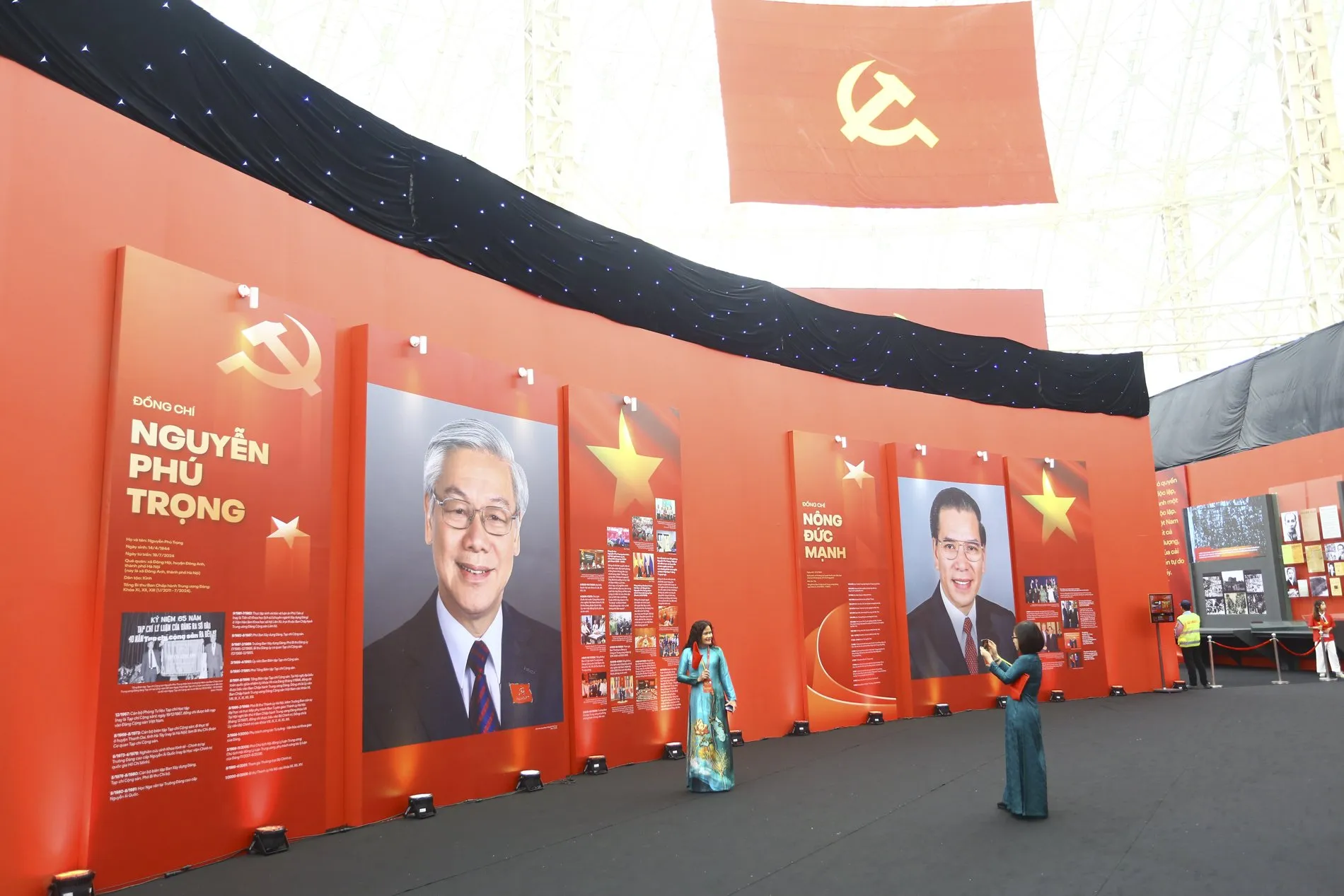 Bên trong Trung tâm Triển lãm Việt Nam có không gian giới thiệu về Tổng Bí thư qua các thời kỳ. trien-lam (26).jpg