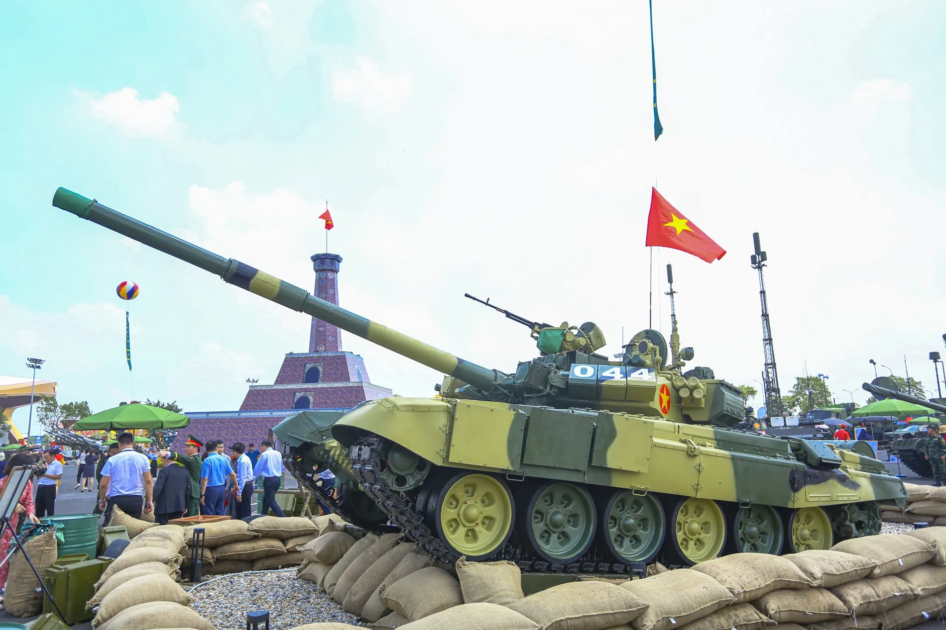 Xe tăng T-90S là một trong những dòng xe tăng chiến đấu chủ lực hàng đầu của Liên bang Nga và trên thế giới. Xe tăng T-90 nổi tiếng ở sự kết hợp giữa hỏa lực mạnh mẽ, khả năng cơ động và hệ thống giáp bảo vệ đa lớp đã được chứng minh qua nhiều cuộc xung đột trong thời gian qua. z6953448931013_c29bac72cdd72be7d5533160a559587d.jpg