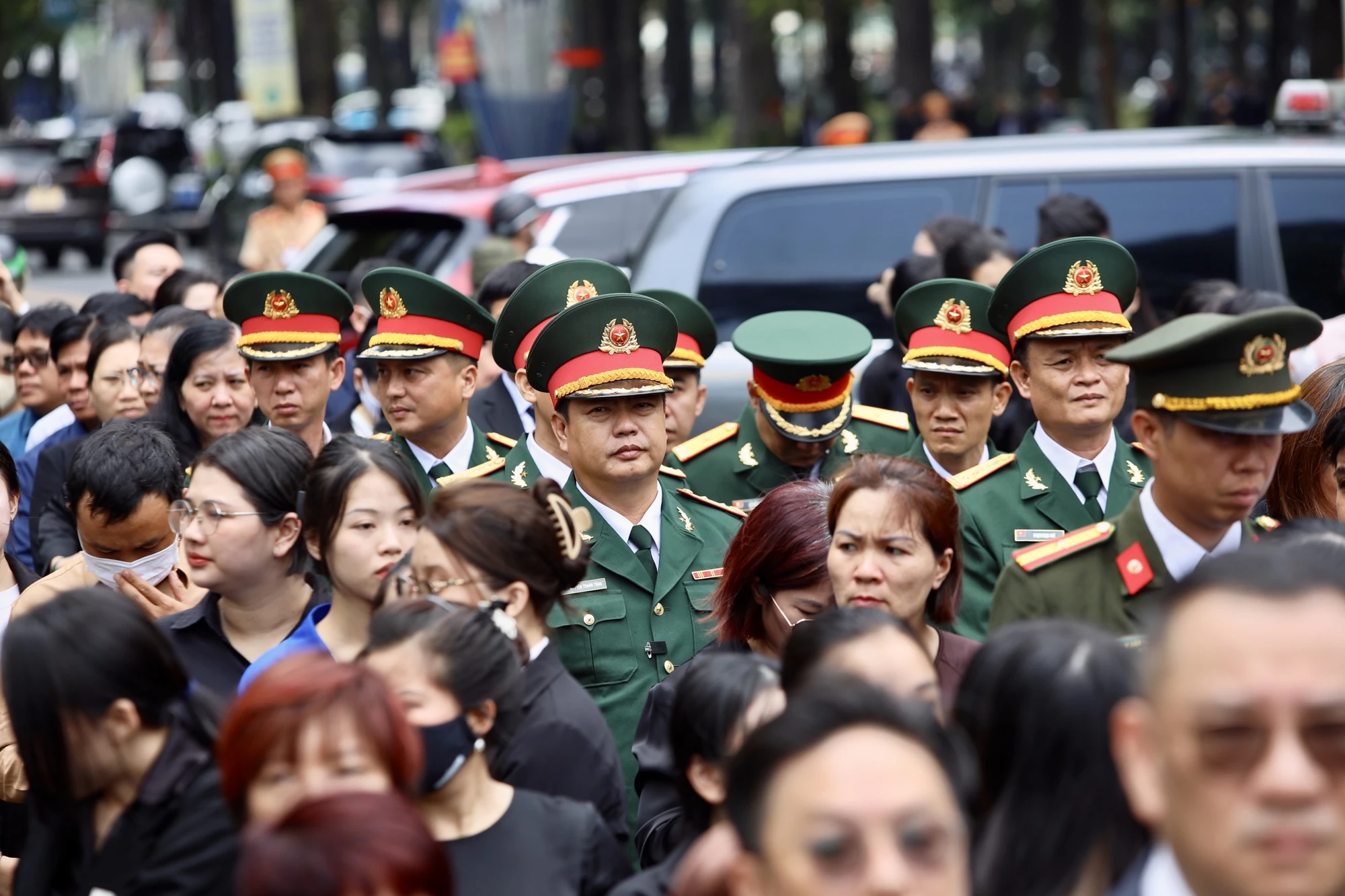 Đông đảo người dân, đại biểu xếp hàng chờ vào Hội trường Thống Nhất để viếng Tổng Bí thư Nguyễn Phú Trọng. Ảnh: NGUYỆT NHI 0478E7ED-2369-45D9-8754-0EDA3D58C693.jpeg