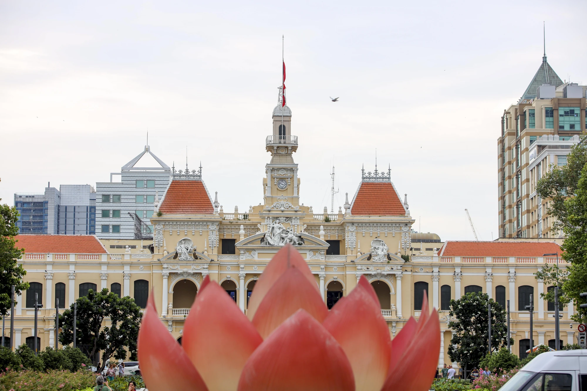 Lá cờ rủ trang nghiêm tại UBND TP.HCM, được treo lên sau khi Tổng Bí thư Nguyễn Phú Trọng từ trần. Ảnh: NGUYỆT NHI Tổng Bí thư Nguyễn Phú Trọng