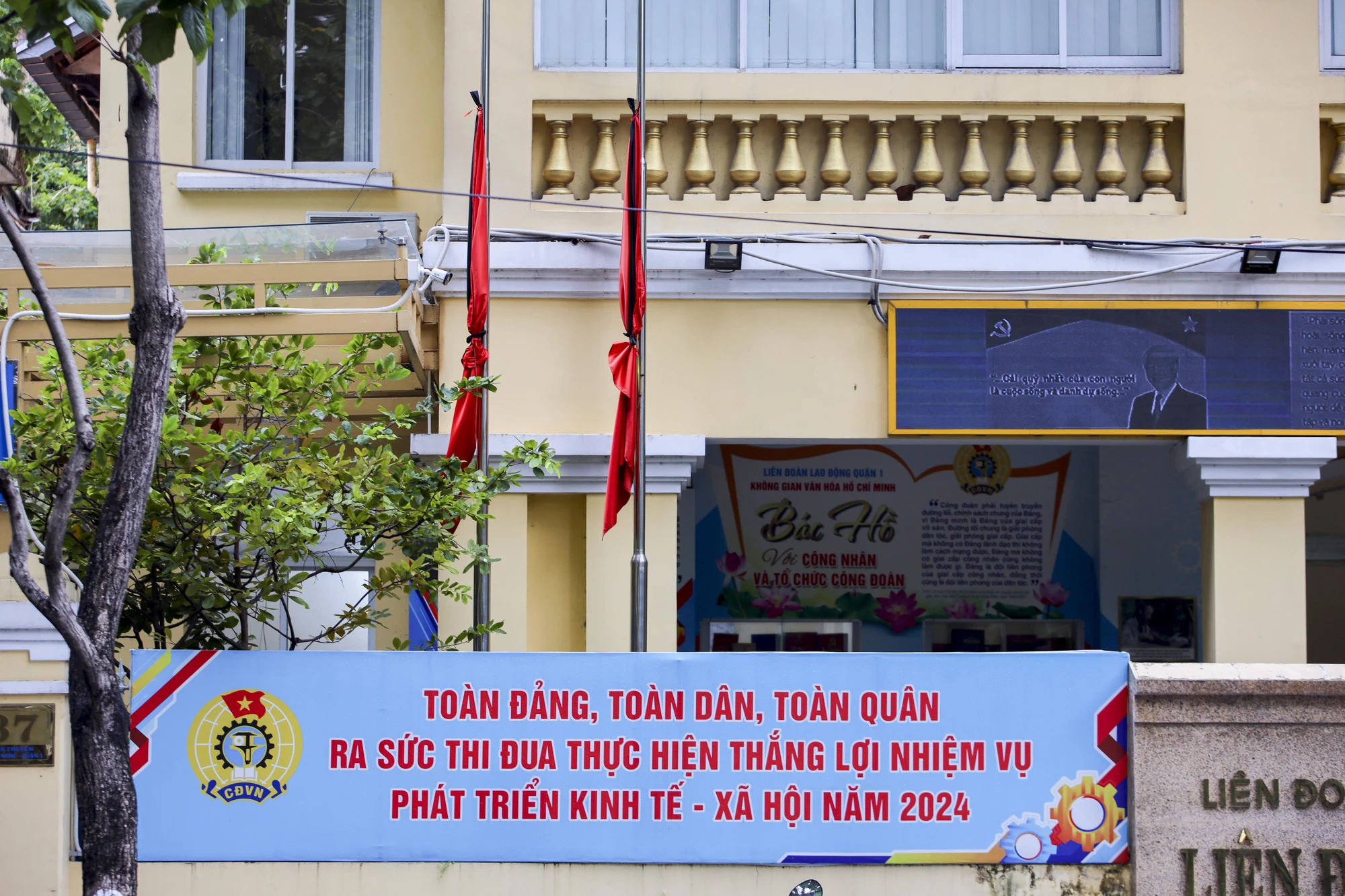 Lá cờ rủ được hạ xuống thấp hơn so với vị trí bình thường, thường chỉ còn khoảng 2/3 chiều cao của cột cờ. Ảnh: NGUYỆT NHI Tổng Bí thư Nguyễn Phú Trọng