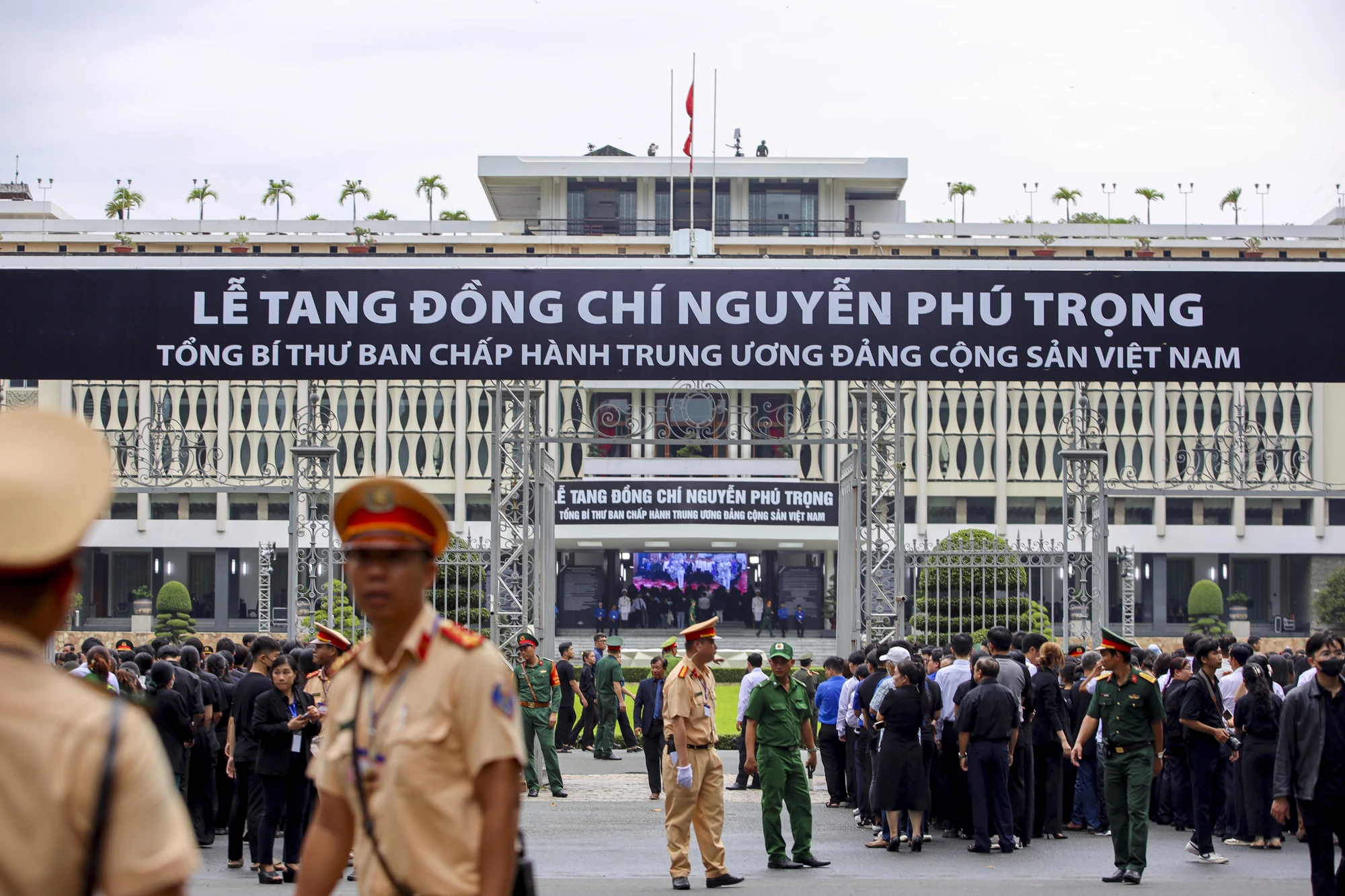 Cờ rủ được treo trên Hội trường Thống nhất, nơi diễn ra Lễ viếng Tổng Bí thư Nguyễn Phú Trọng. Ảnh: NGUYỆT NHI Tổng Bí thư Nguyễn Phú Trọng