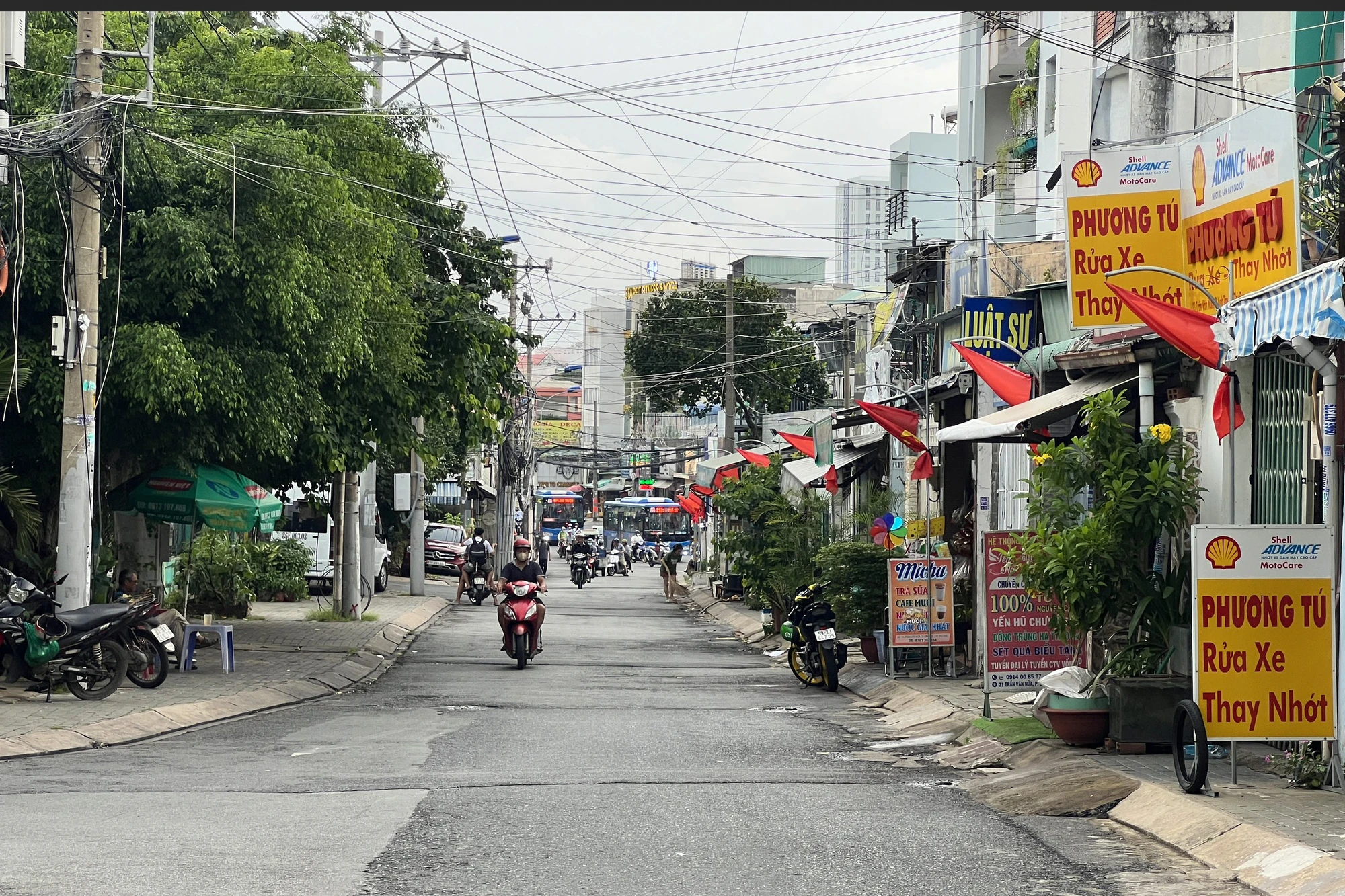 Đường Trần Văn Nữa, phường Linh Tây, TP Thủ Đức, TP.HCM treo cờ rủ tưởng nhớ Tổng bí thư Nguyễn Phú Trọng. Ảnh: NHẬT DIỄM Tổng Bí thư Nguyễn Phú Trọng