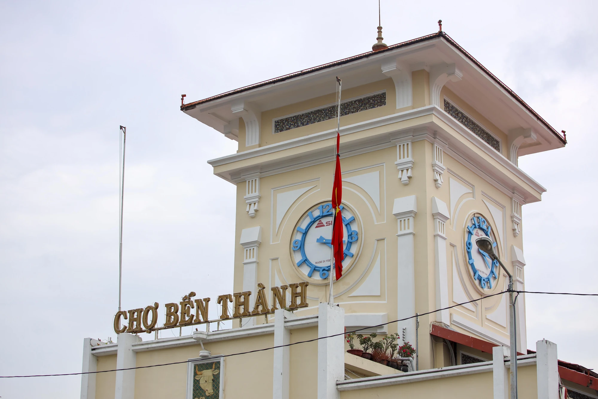 Cờ rủ tại Chợ Bến Thành. Ảnh: NGUYỆT NHI Tổng Bí thư Nguyễn Phú Trọng