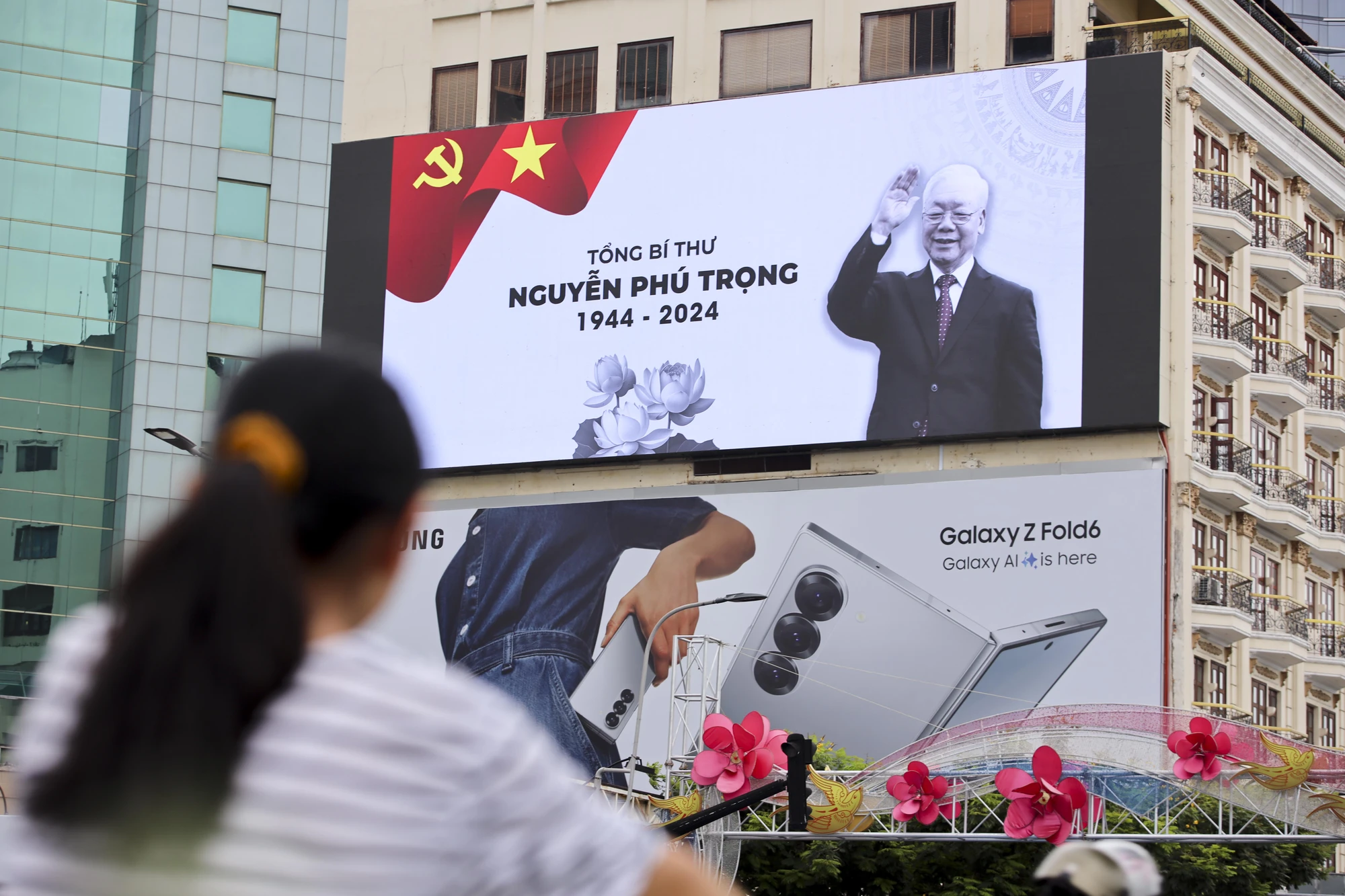 Màn hình chiếu hình ảnh Tổng Bí thư Nguyễn Phú Trọng như một lời tri ân, kính nhớ về ông. Ảnh: NGUYỆT NHI Tổng Bí thư Nguyễn Phú Trọng