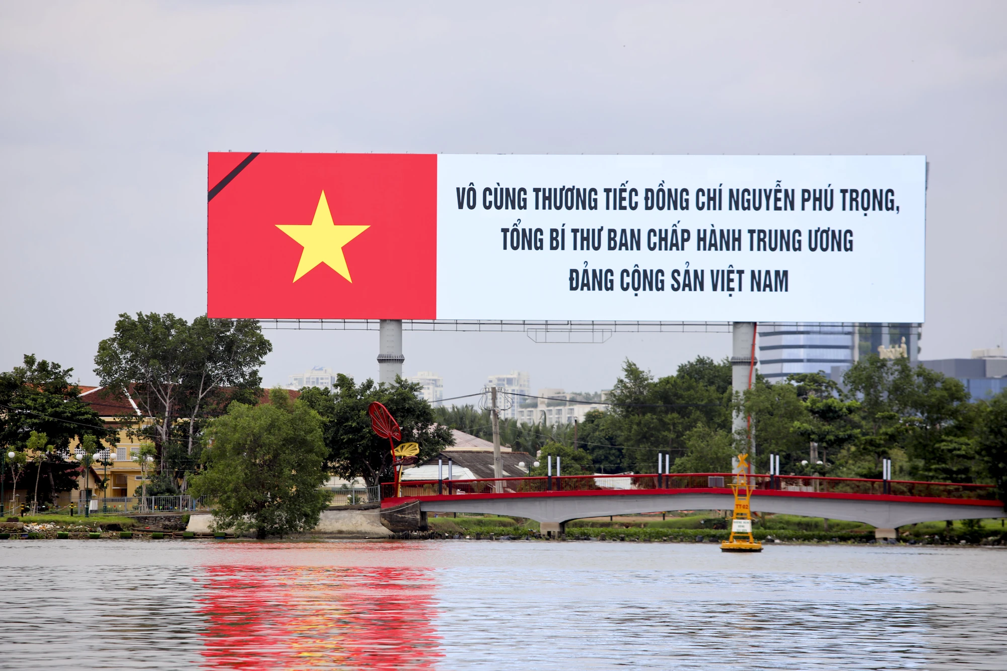Thông điệp tưởng nhớ Tổng Bí thư bên bờ sông Sài Gòn, Thủ Thiêm. Ảnh: NGUYỆT NHI Tổng Bí thư Nguyễn Phú Trọng