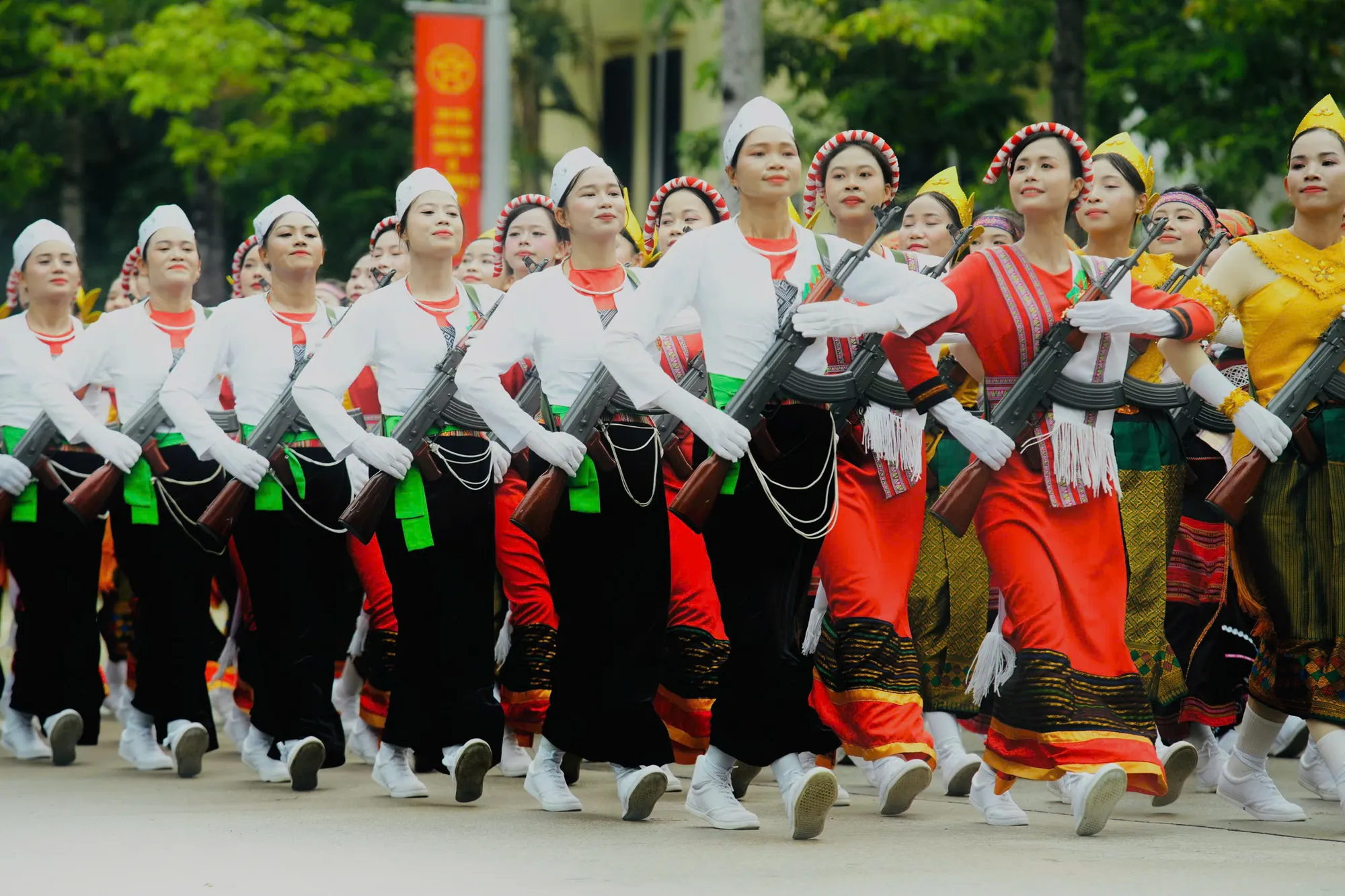 Khối nữ dân quân các dân tộc Việt Nam đại diện cho tinh thần đoàn kết toàn dân, sức mạnh chiến tranh nhân dân. Tổng duyệt diễu binh A80 (10).jpg