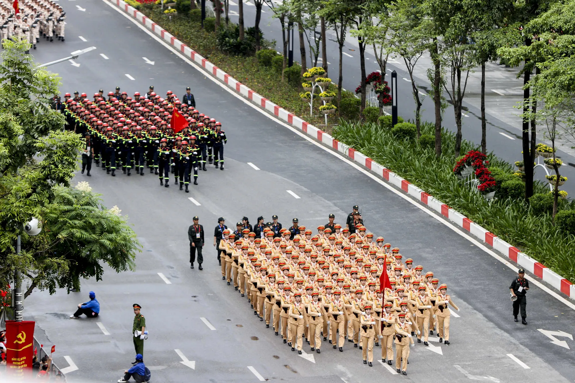 Sáng 30-8, trong buổi tổng duyệt diễu binh, diễu hành A80 tại Quảng trường Ba Đình, sự xuất hiện của những nữ quân nhân thu hút mọi ánh nhìn. Giữa hàng chục nghìn chiến sĩ và khí tài hiện đại, họ nổi bật với bước chân dứt khoát, ánh mắt đầy kiêu hãnh. Tổng duyệt diễu binh A80 (4).jpg