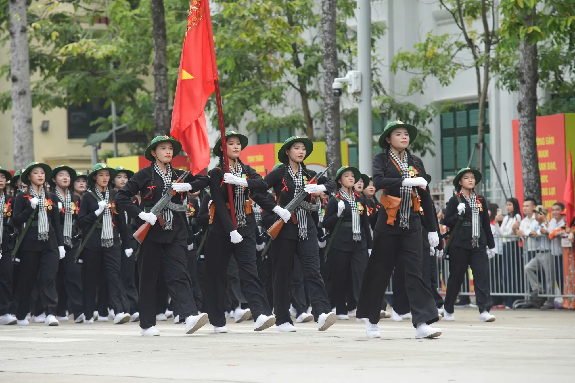 Hình ảnh nữ du kích miền Nam, biểu tượng của tinh thần chiến đấu bất khuất, mưu trí và sáng tạo trong những năm tháng kháng chiến. Tổng hợp luyện diễu binh, diễu hành A80 (7).jpg