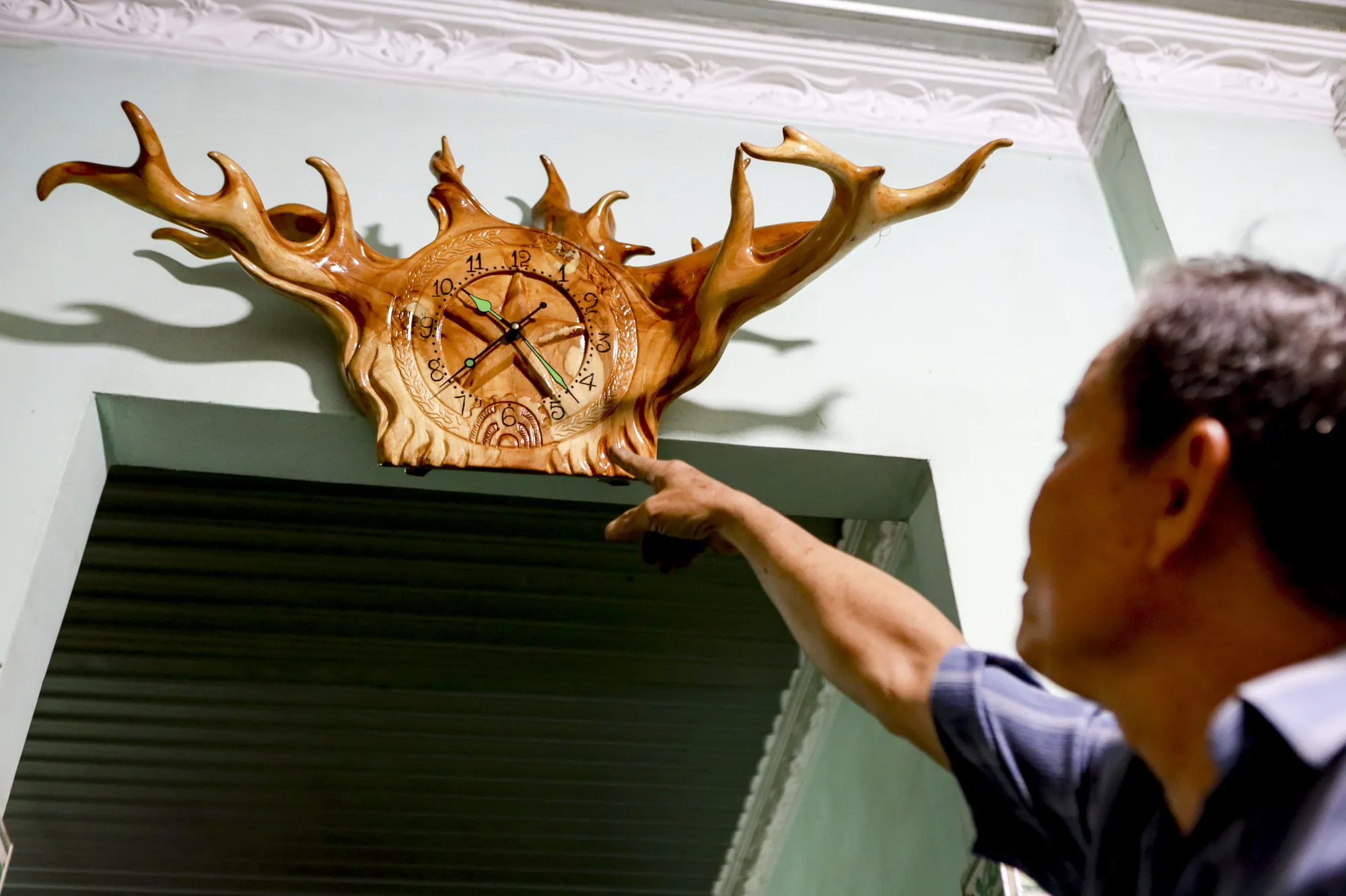 Đồ gỗ độc lạ chạm khắc từ gốc cây (10).jpg