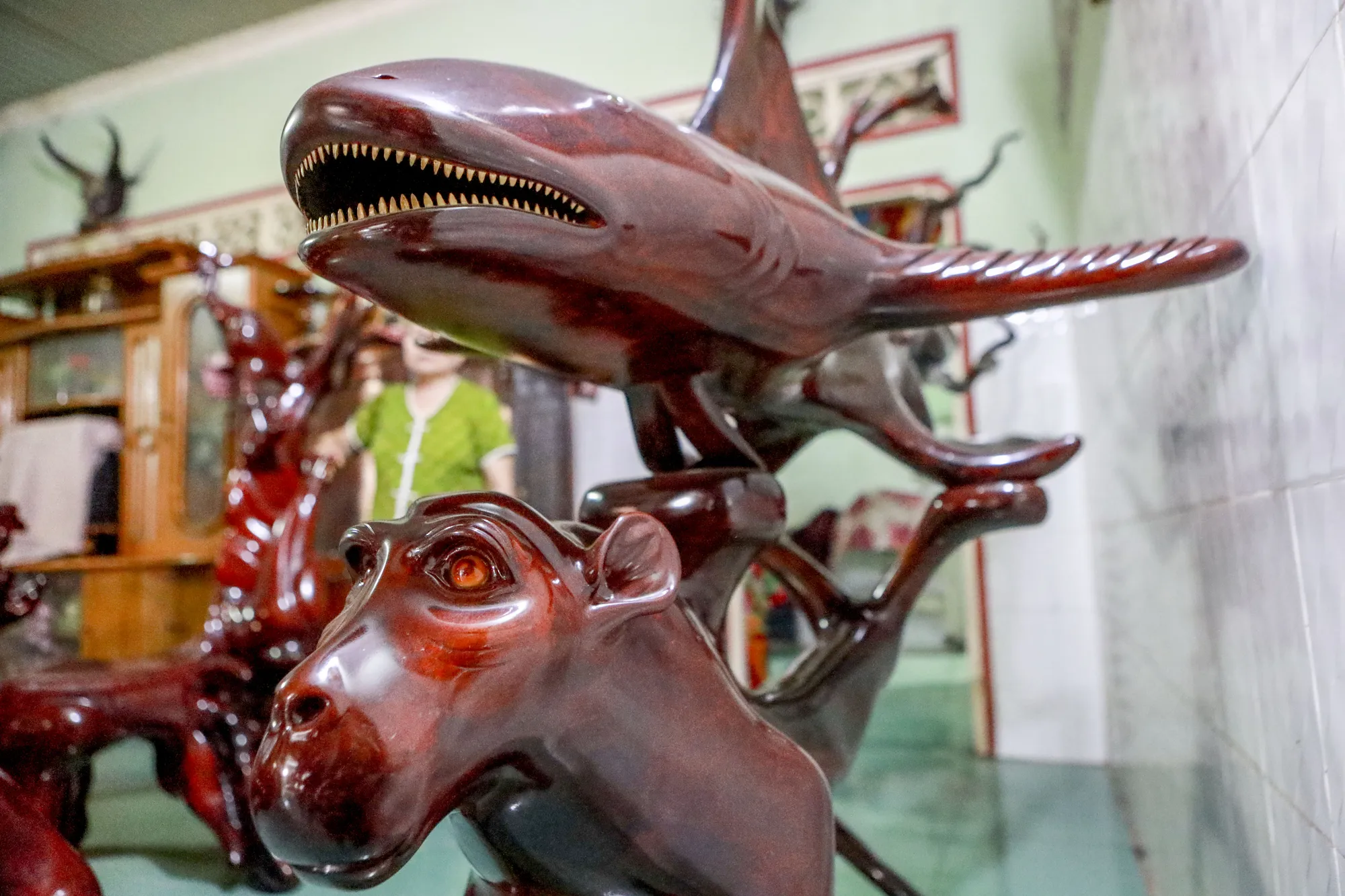 Đồ gỗ độc lạ chạm khắc từ gốc cây (11).jpg