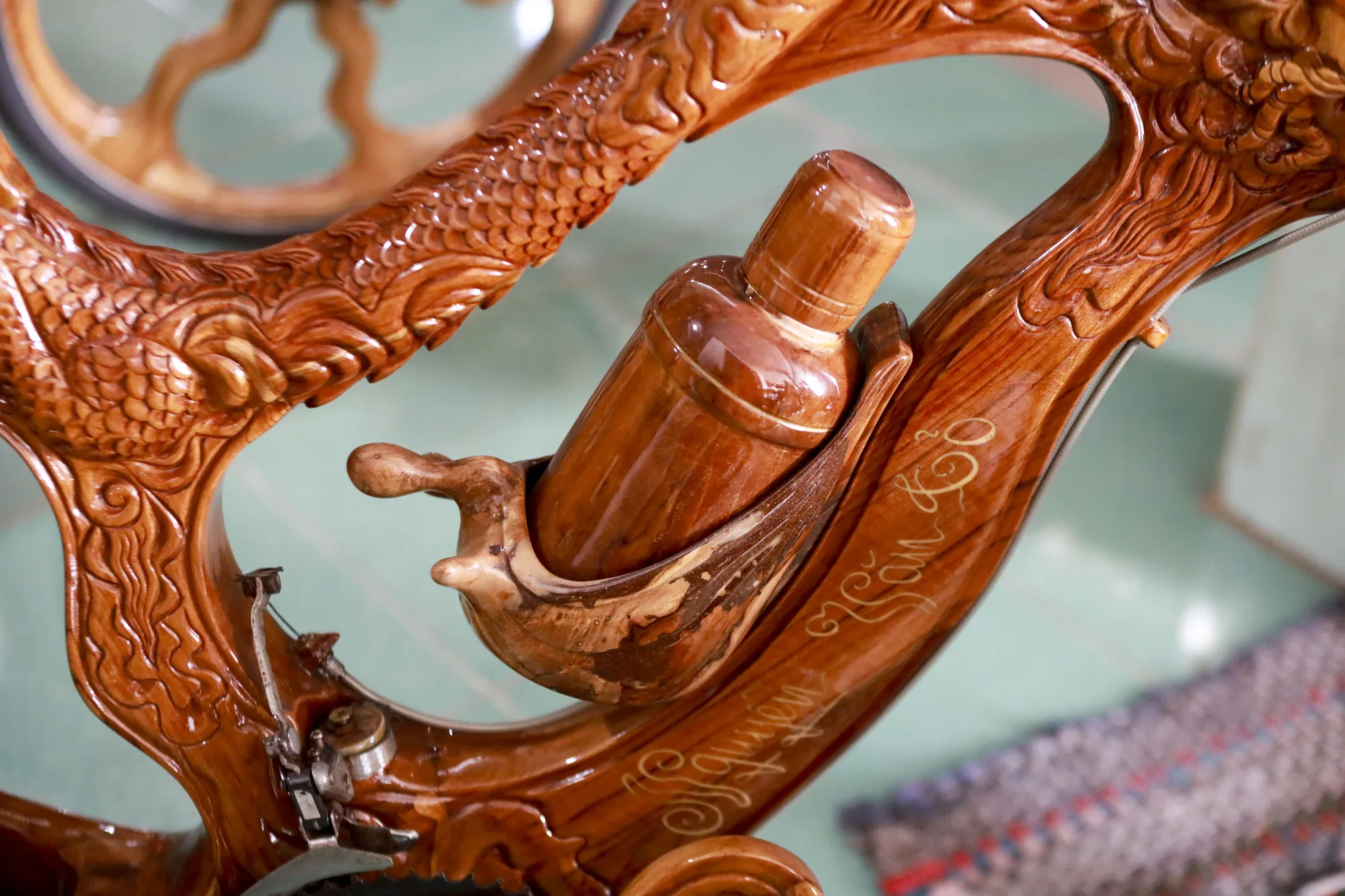 Đồ gỗ độc lạ chạm khắc từ gốc cây (12).jpg