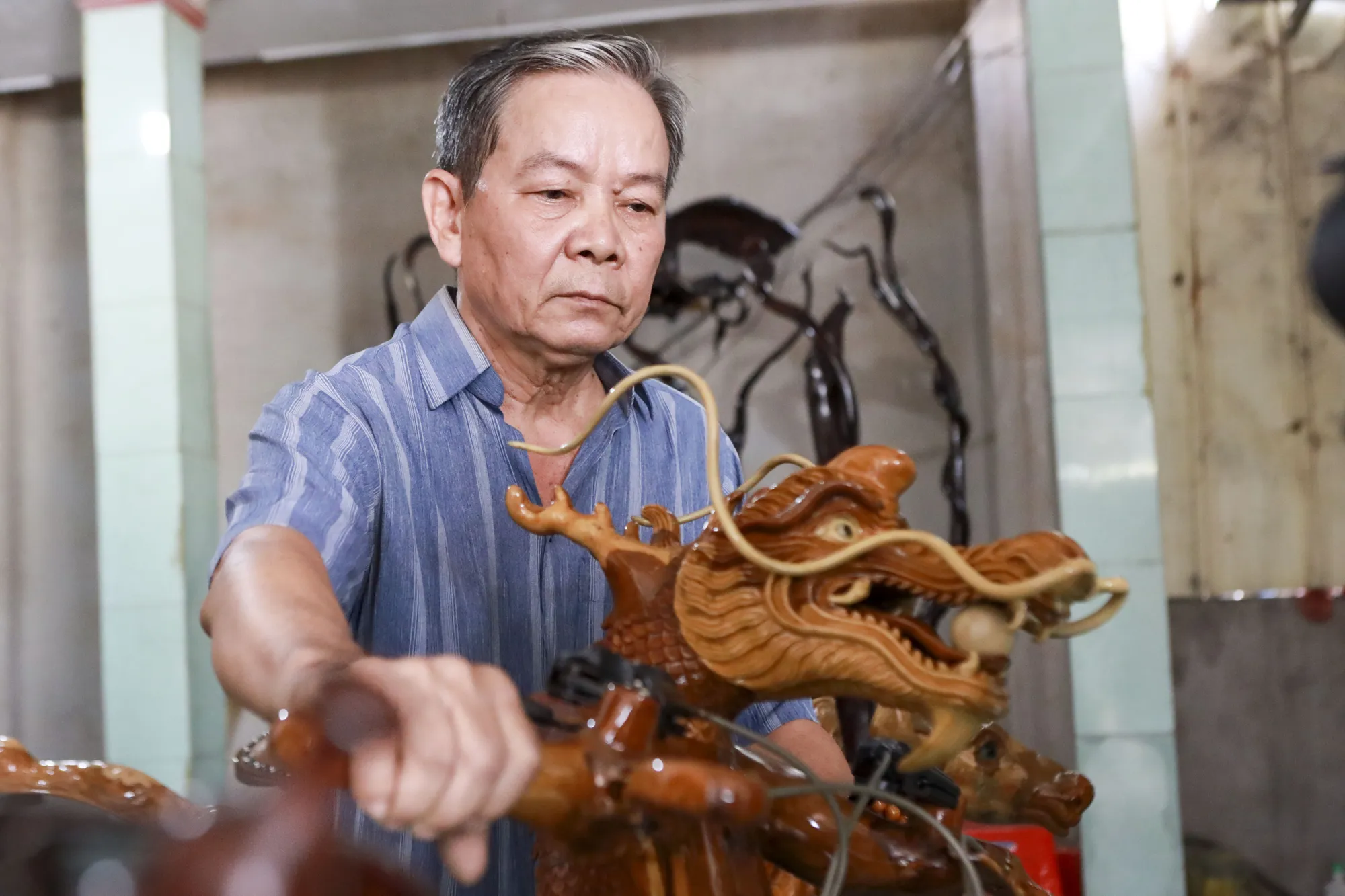 Đồ gỗ độc lạ chạm khắc từ gốc cây (13).jpg