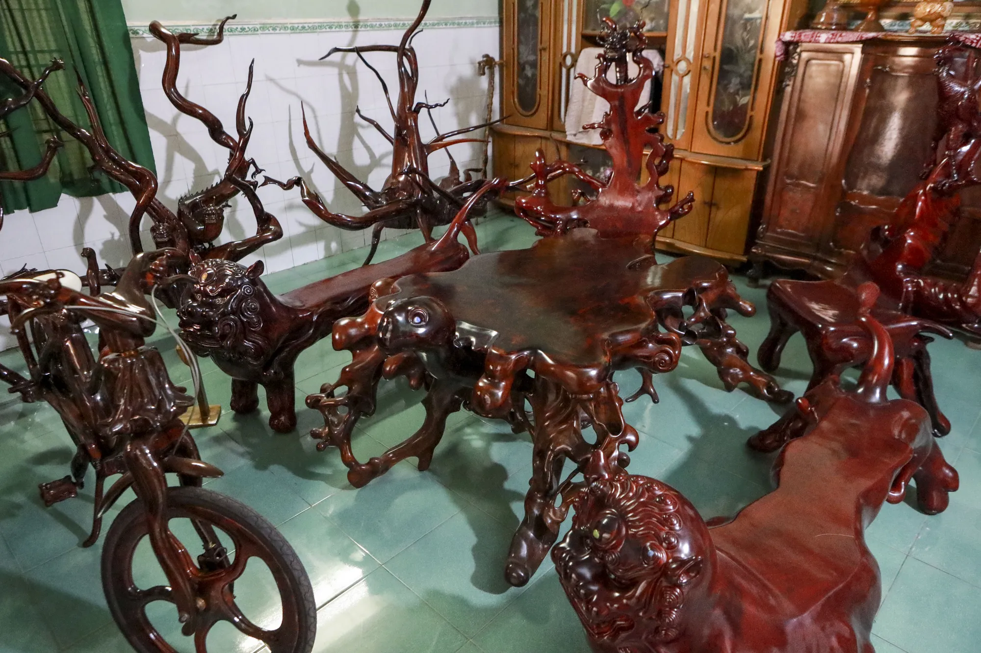 Đồ gỗ độc lạ chạm khắc từ gốc cây (3).jpg