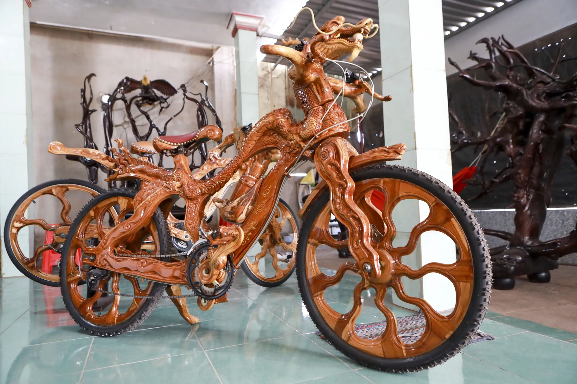 Đồ gỗ độc lạ chạm khắc từ gốc cây (4).jpg