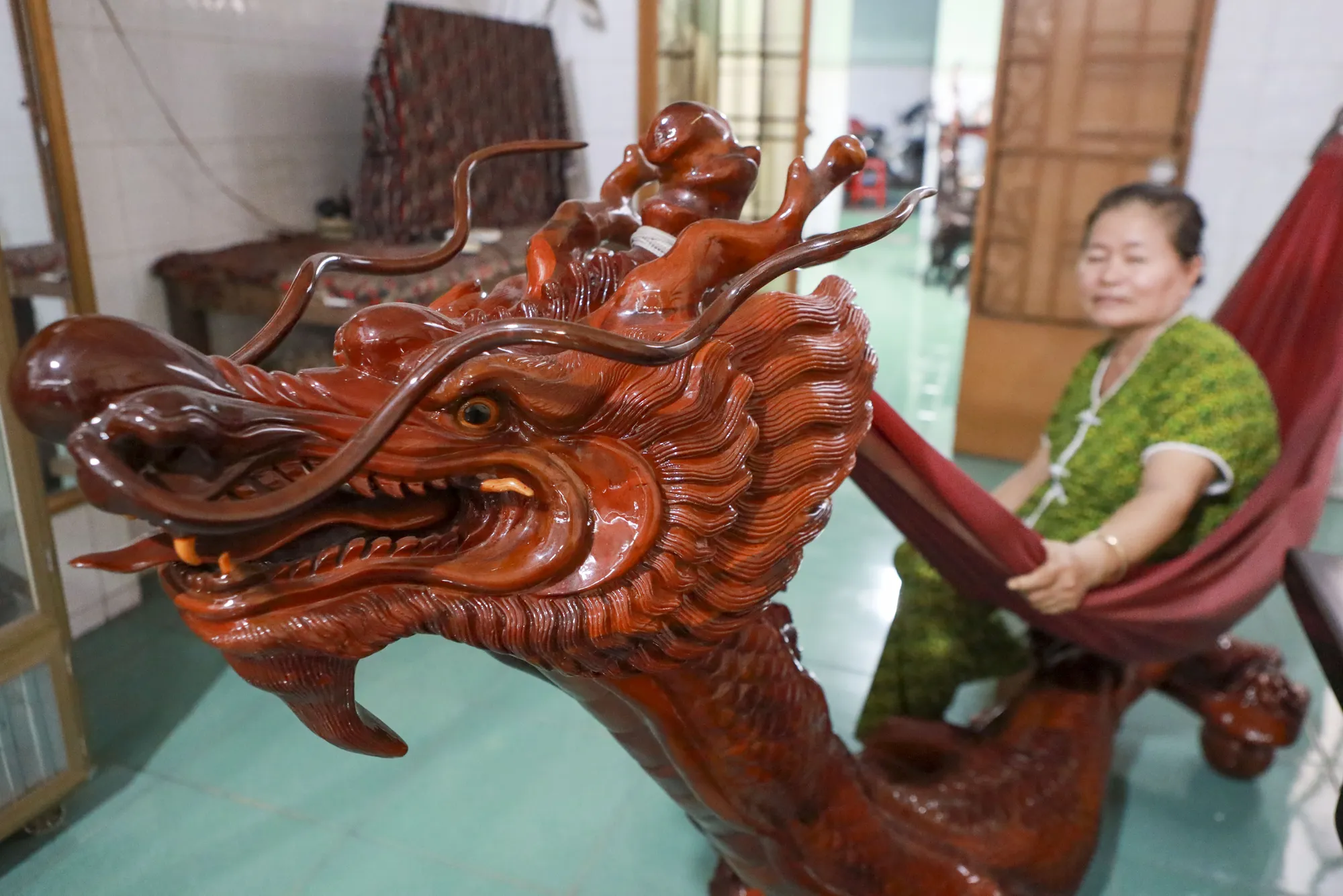 Đồ gỗ độc lạ chạm khắc từ gốc cây (7).jpg