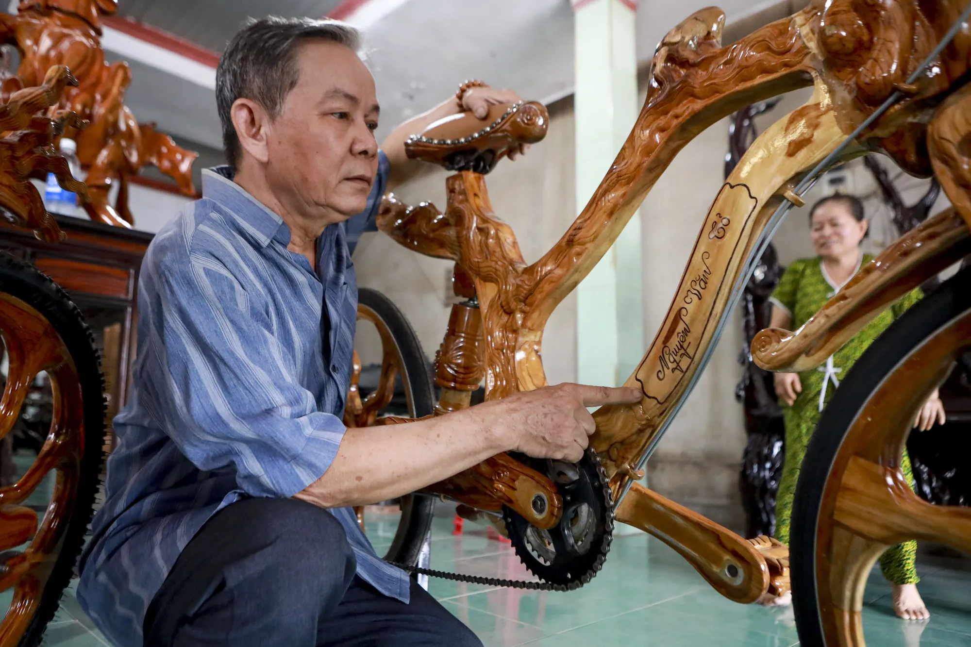 Đồ gỗ độc lạ chạm khắc từ gốc cây (8).jpg