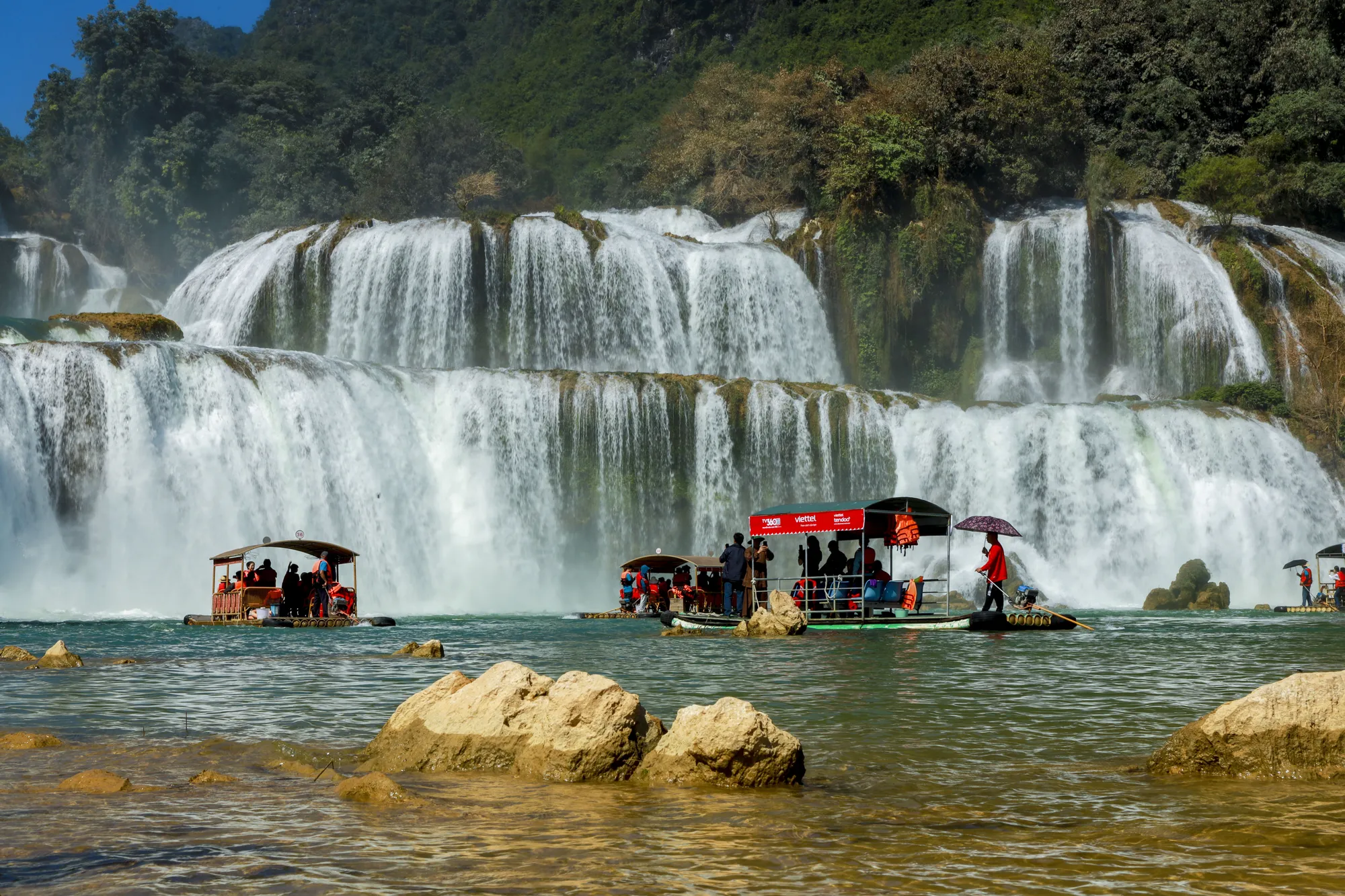 'Chạm' cột mốc 836(2), chứng kiến lễ chào cờ đặc biệt ở biên giới Cao Bằng