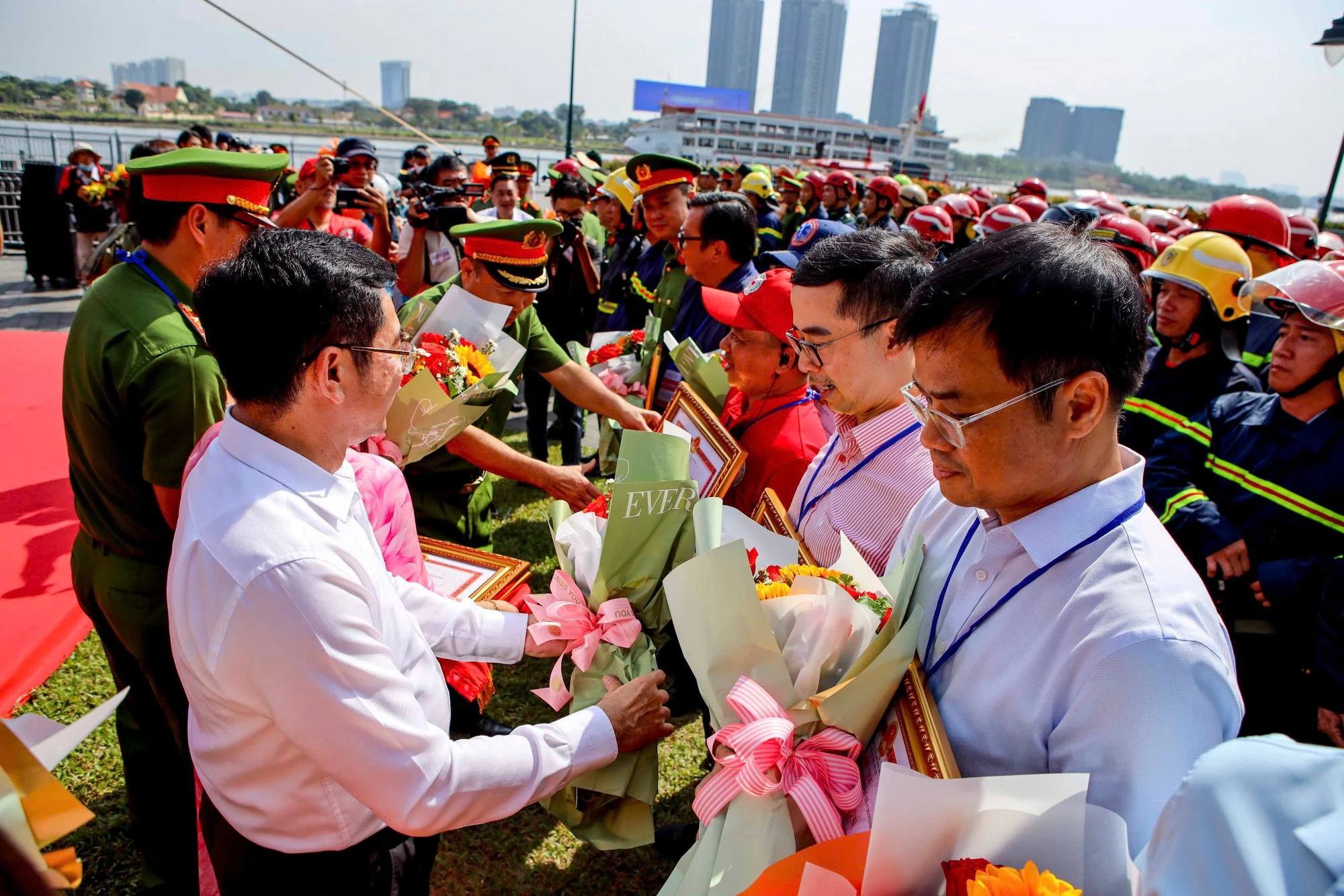 can-canh-buoi-dien-tap-hoanh-trang-hon-7-200-nguoi-tham-gia-o-pho-nguyen-hue (1).jpg