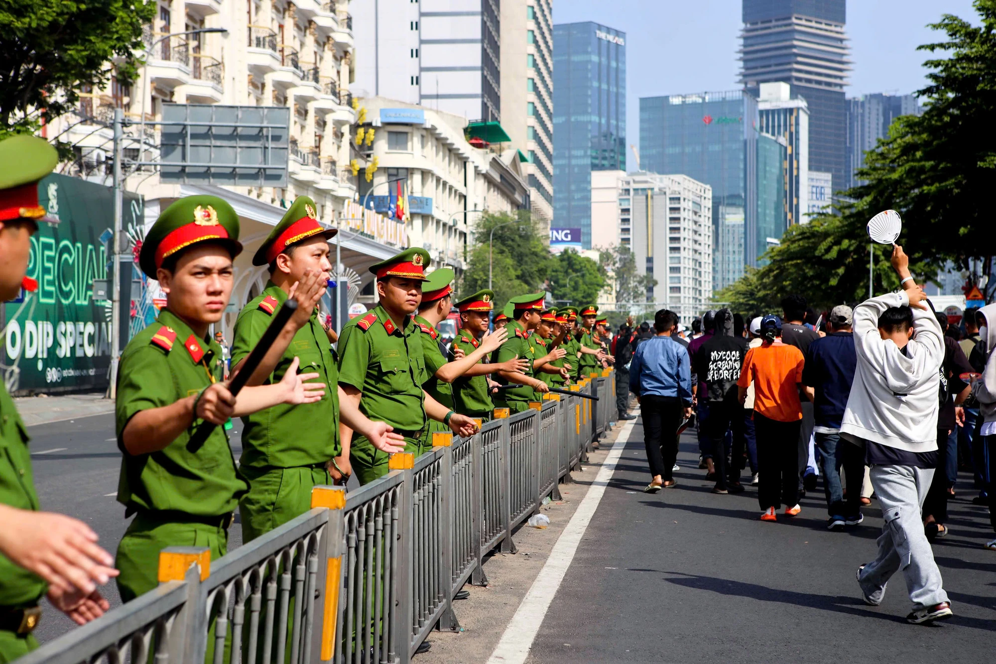 can-canh-buoi-dien-tap-hoanh-trang-hon-7-200-nguoi-tham-gia-o-pho-nguyen-hue (2).jpg