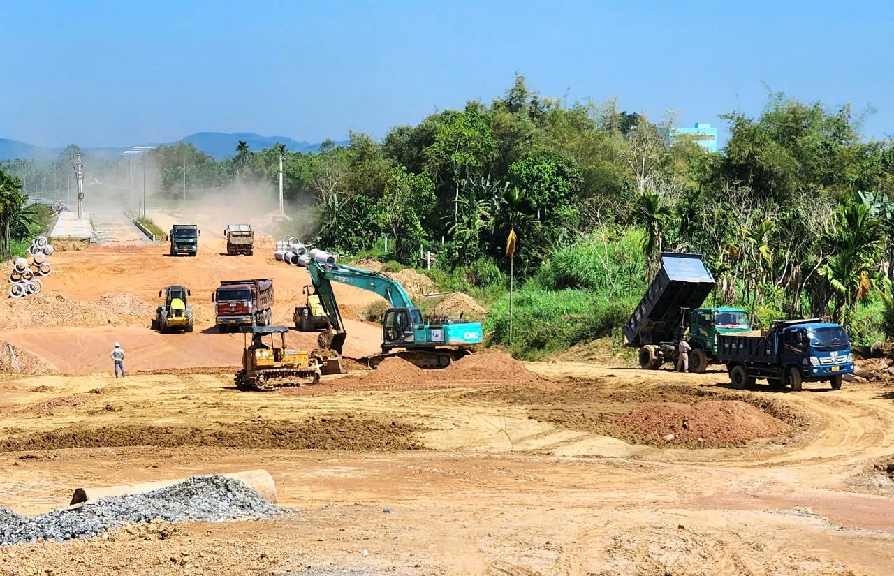 Trên công trường, hàng chục máy móc cùng hoạt động để kịp hoàn thành dự án trong quý II - 2025. tang-toc-thi-cong-cau-vom-thep-dau-tien-o-quang-ngai-4.jpg