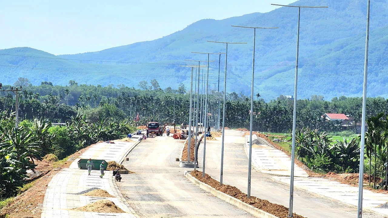 Hệ thống đường gom cơ bản đã hoàn thiện. tang-toc-thi-cong-cau-vom-thep-dau-tien-o-quang-ngai.jpg