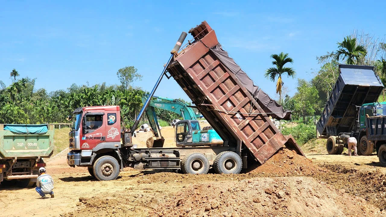 Nhiều phương tiện cơ giới được huy động để tăng tốc thi công dự án cầu vòm thép đầu tiên ở Quảng Ngãi. Tăng tốc thi công cầu vòm thép đầu tiên ở Quảng Ngãi