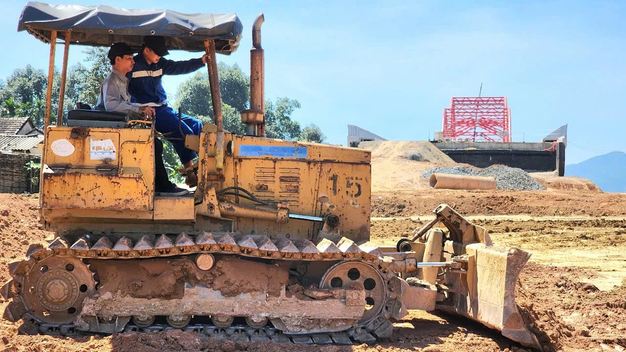 tang-toc-thi-cong-cau-vom-thep-dau-tien-o-quang-ngai-8.jpg