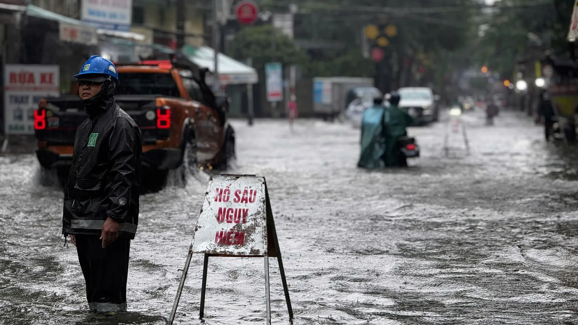 Lực lượng chức năng đã đặt biển cảnh báo nguy hiểm tại các khu vực ngập sâu. Ở một số khu dân cư phường Nghĩa Lộ, người dân phải dùng thuyền để ra ngoài. mua-trang-troi-trung-tam-quang-ngai-chim-sau-trong-nuoc (22).jpg