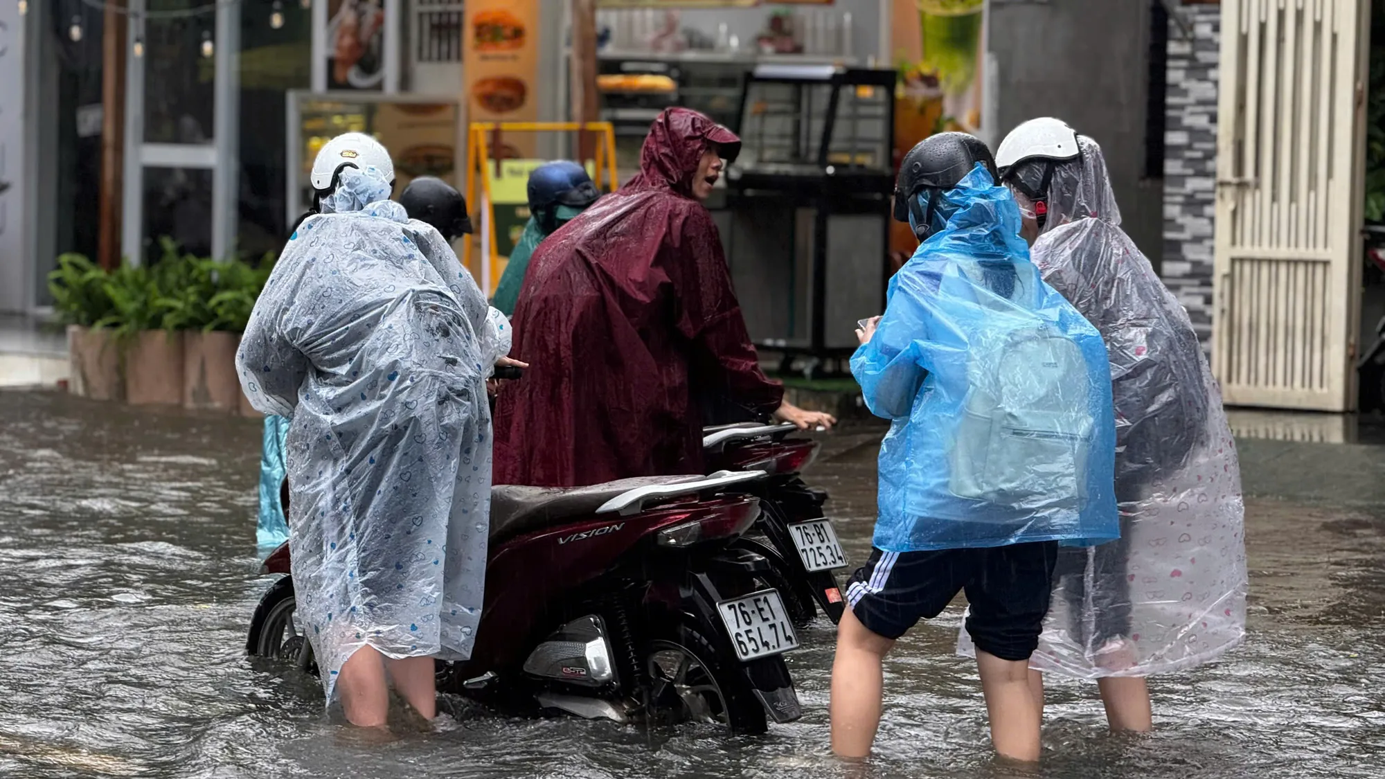 Trước tình hình ngập nặng tại các phường trung tâm, sáng 1-11, Phó Chủ tịch UBND tỉnh Quảng Ngãi Đỗ Tâm Hiển đã chỉ đạo bơm cưỡng bức nước từ khu vực trung tâm ra sông Trà Khúc để giảm ngập cho vùng đô thị. mua-trang-troi-trung-tam-quang-ngai-chim-sau-trong-nuoc (28).jpg
