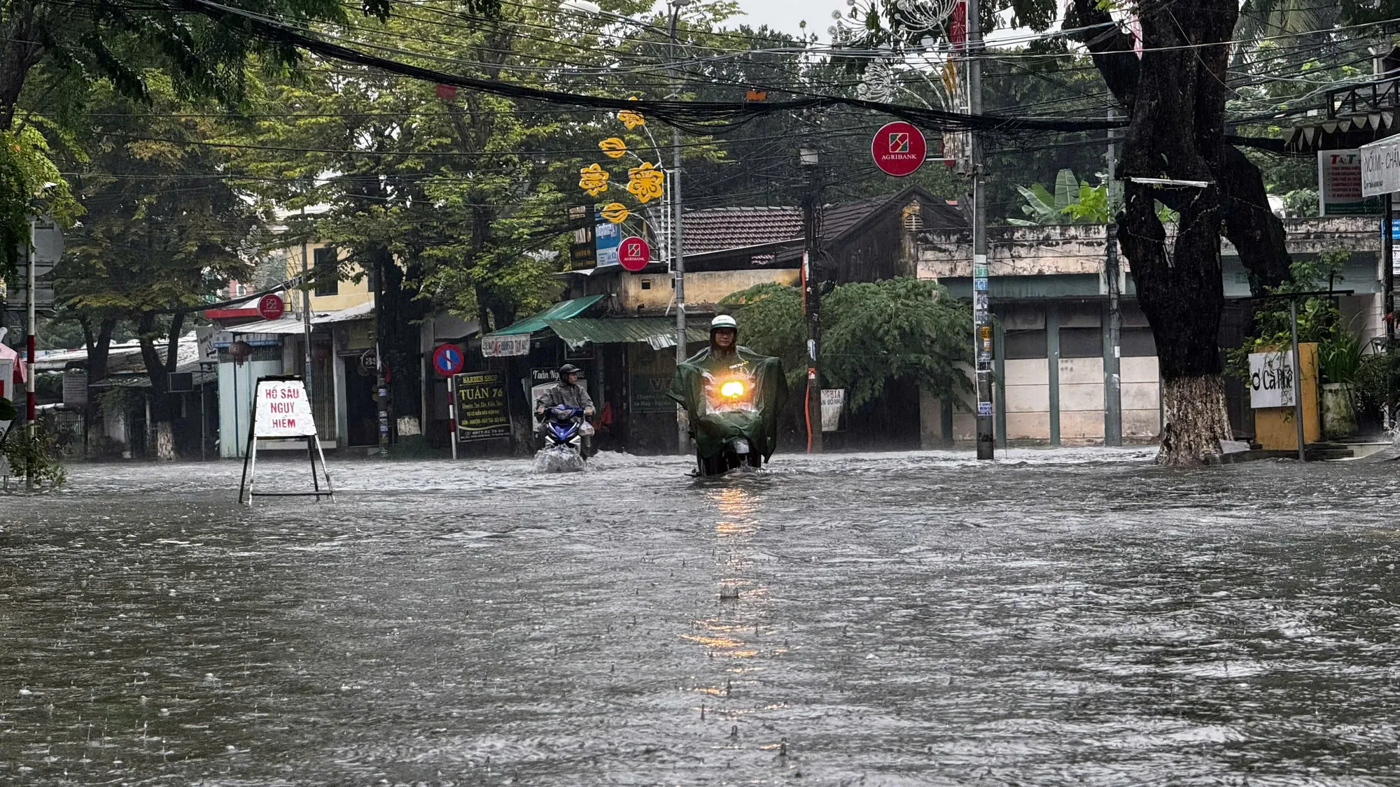 mua-trang-troi-trung-tam-quang-ngai-chim-sau-trong-nuoc (30).jpg