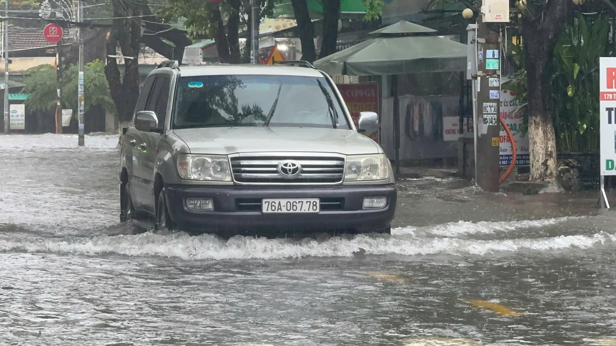 mua-trang-troi-trung-tam-quang-ngai-chim-sau-trong-nuoc (33).jpg