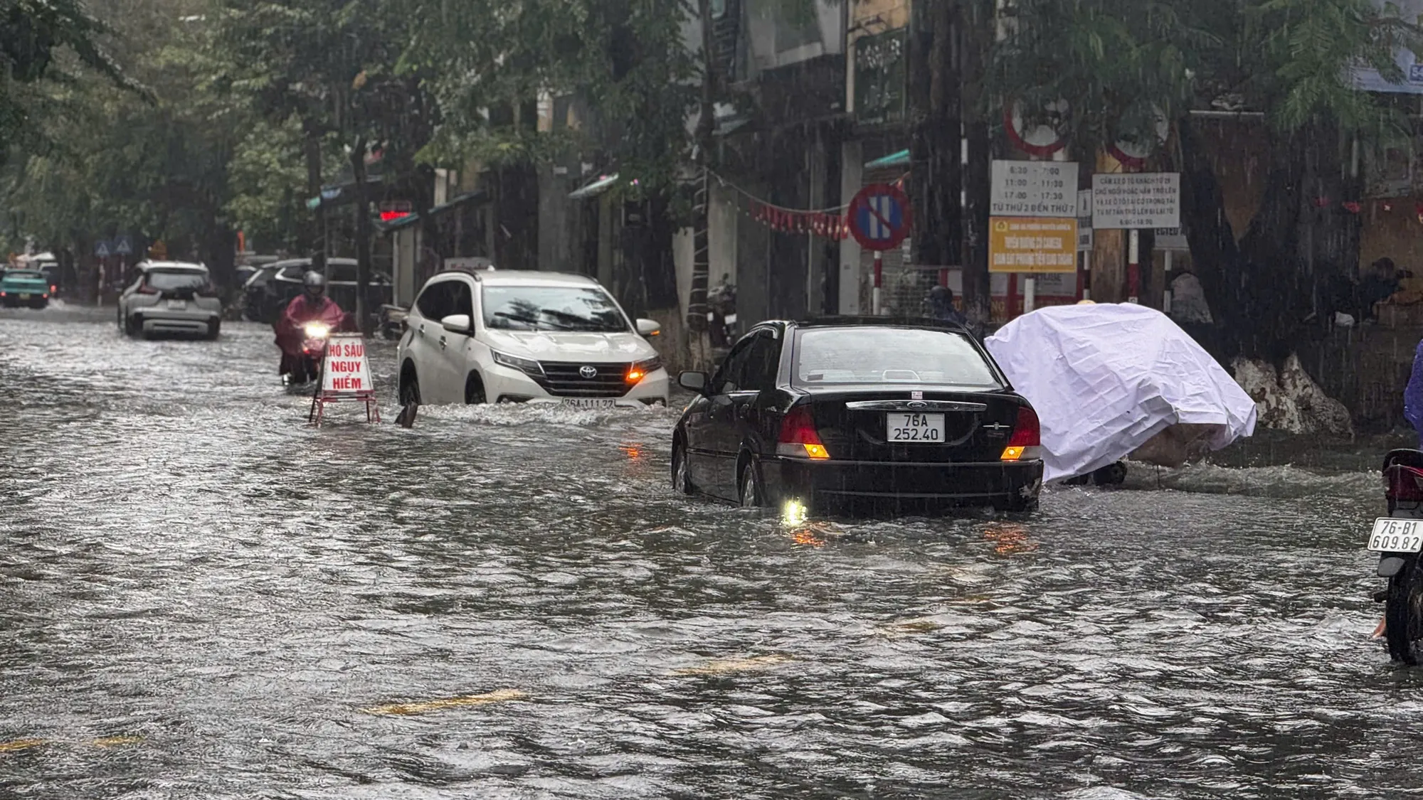Những cơn mưa lớn kéo dài khiến nhiều tuyến đường ở khu vực trung tâm Quảng Ngãi ngập sâu, có đoạn ngập đến nửa mét. mua-trang-troi-trung-tam-quang-ngai-chim-sau-trong-nuoc (37).jpg