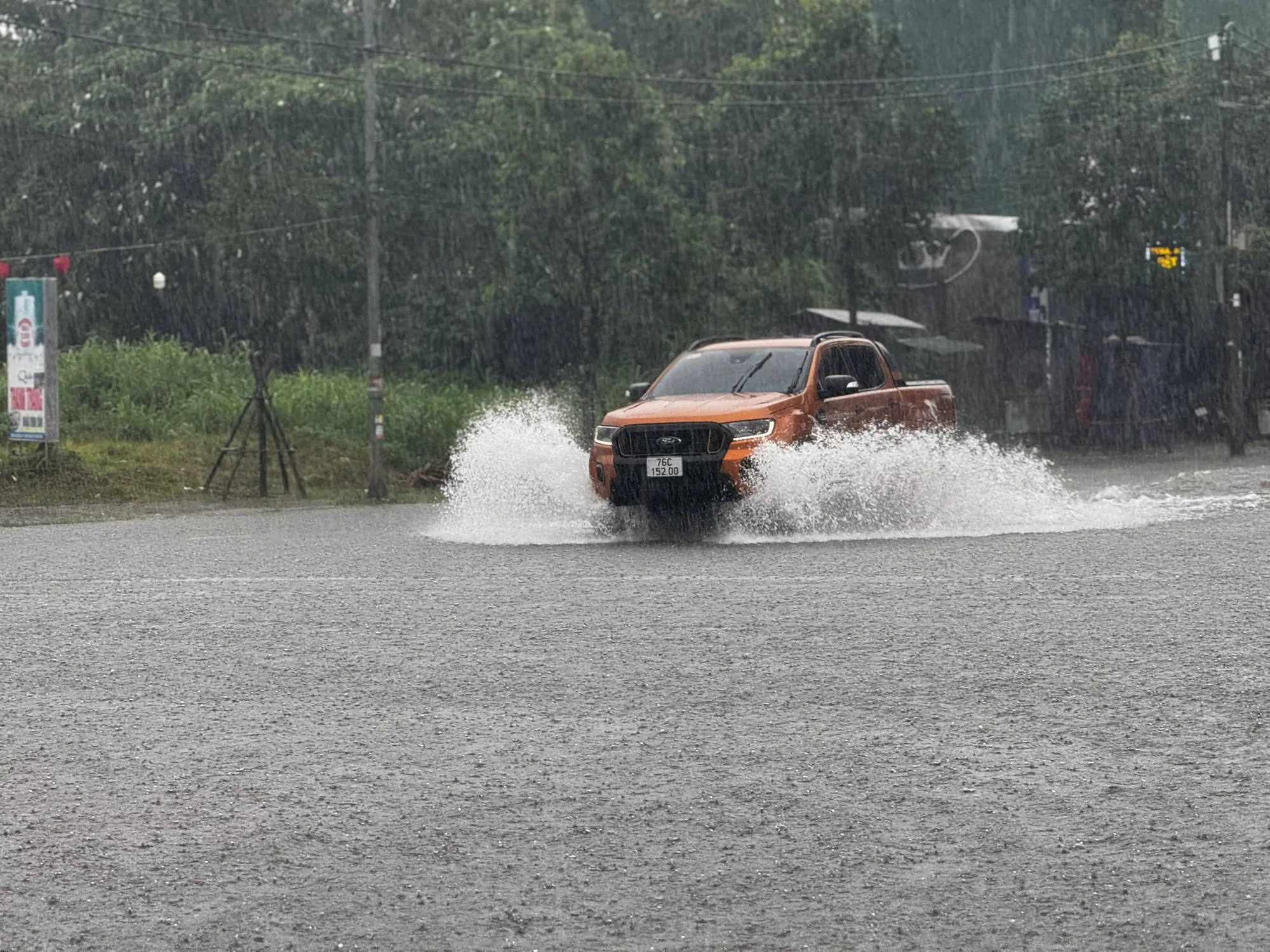 mua-trang-troi-trung-tam-quang-ngai-chim-sau-trong-nuoc (39).jpg