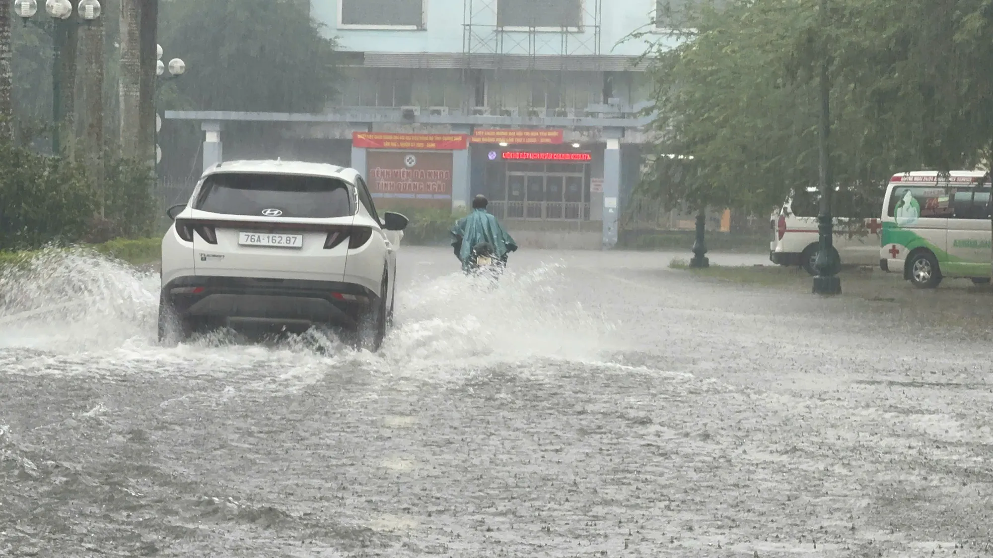 Mưa trắng trời ở khu vực trung tâm hành chính tỉnh. mua-trang-troi-trung-tam-quang-ngai-chim-sau-trong-nuoc (40).jpg