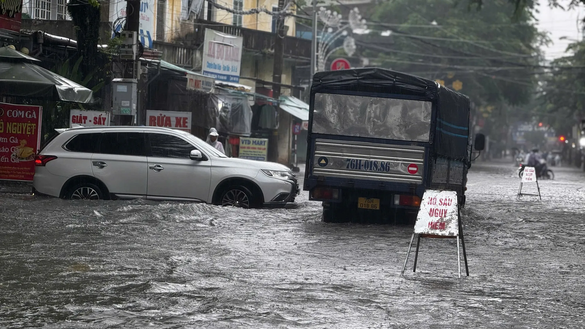mua-trang-troi-trung-tam-quang-ngai-chim-sau-trong-nuoc (9).jpg