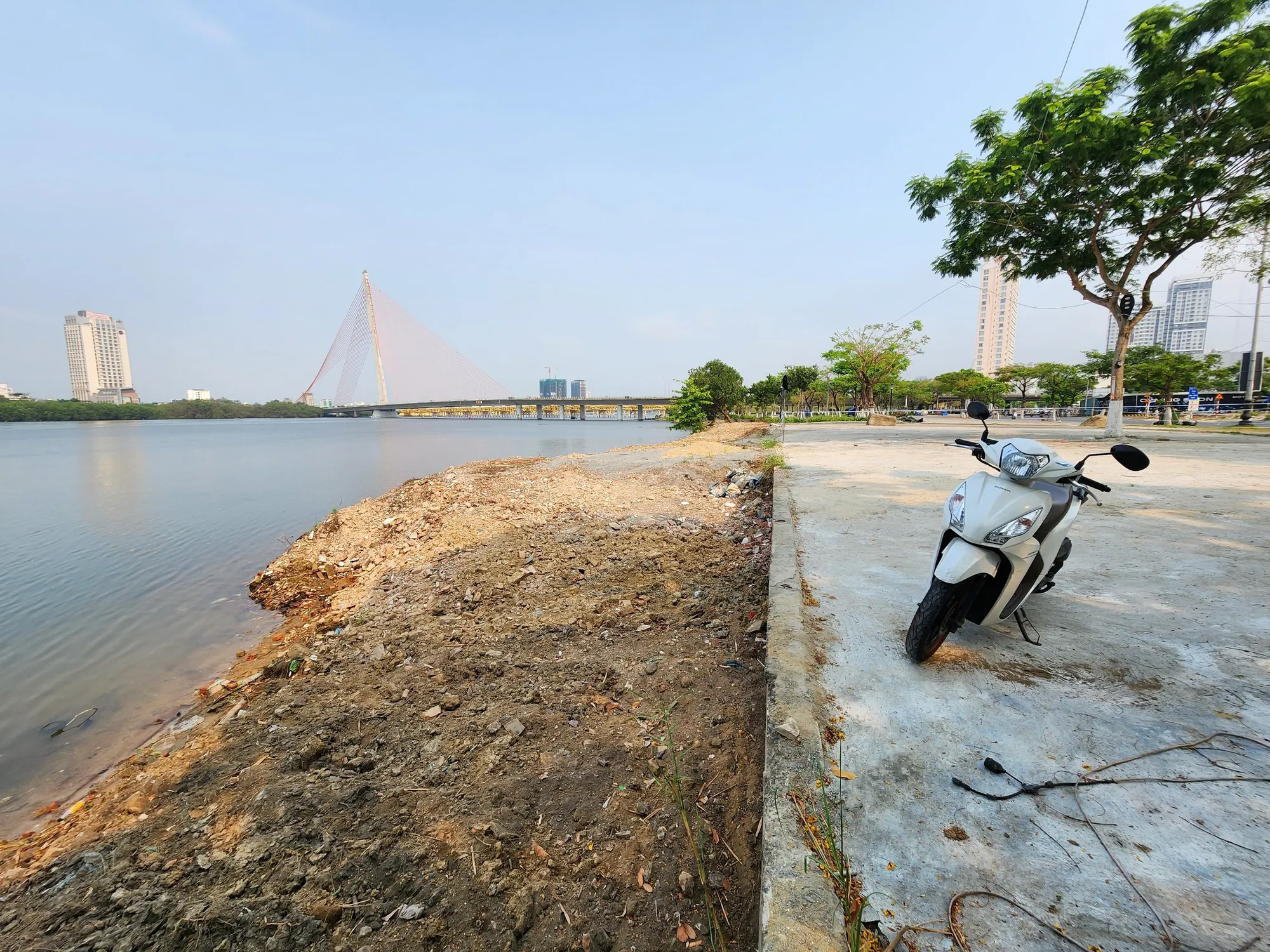 Đất đá, xà bần được lén đổ lấn sông Hàn. Ảnh: MINH TRƯỜNG sông hàn