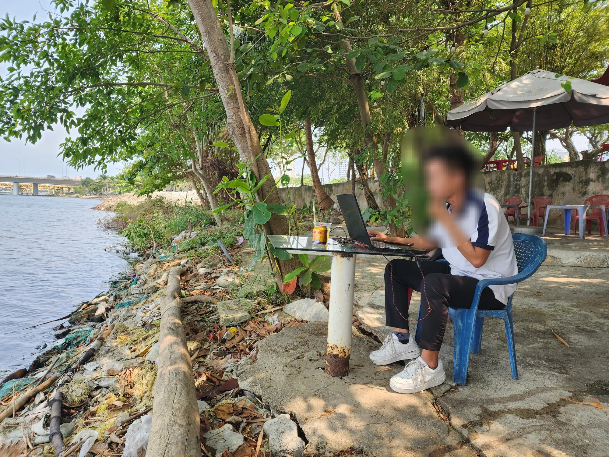 Người dân tự ý đổ bê tông lấn sông Hàn làm quán nước. Ảnh: MINH TRƯỜNG. song-han-quan-nuoc.jpg