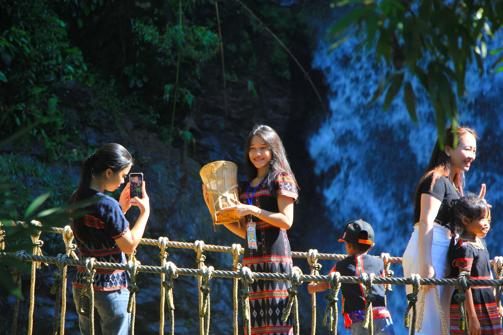Người dân, du khách cũng say mê với vẻ đẹp của dòng thác tại Cổng trời Đông Giang. check-in.JPG