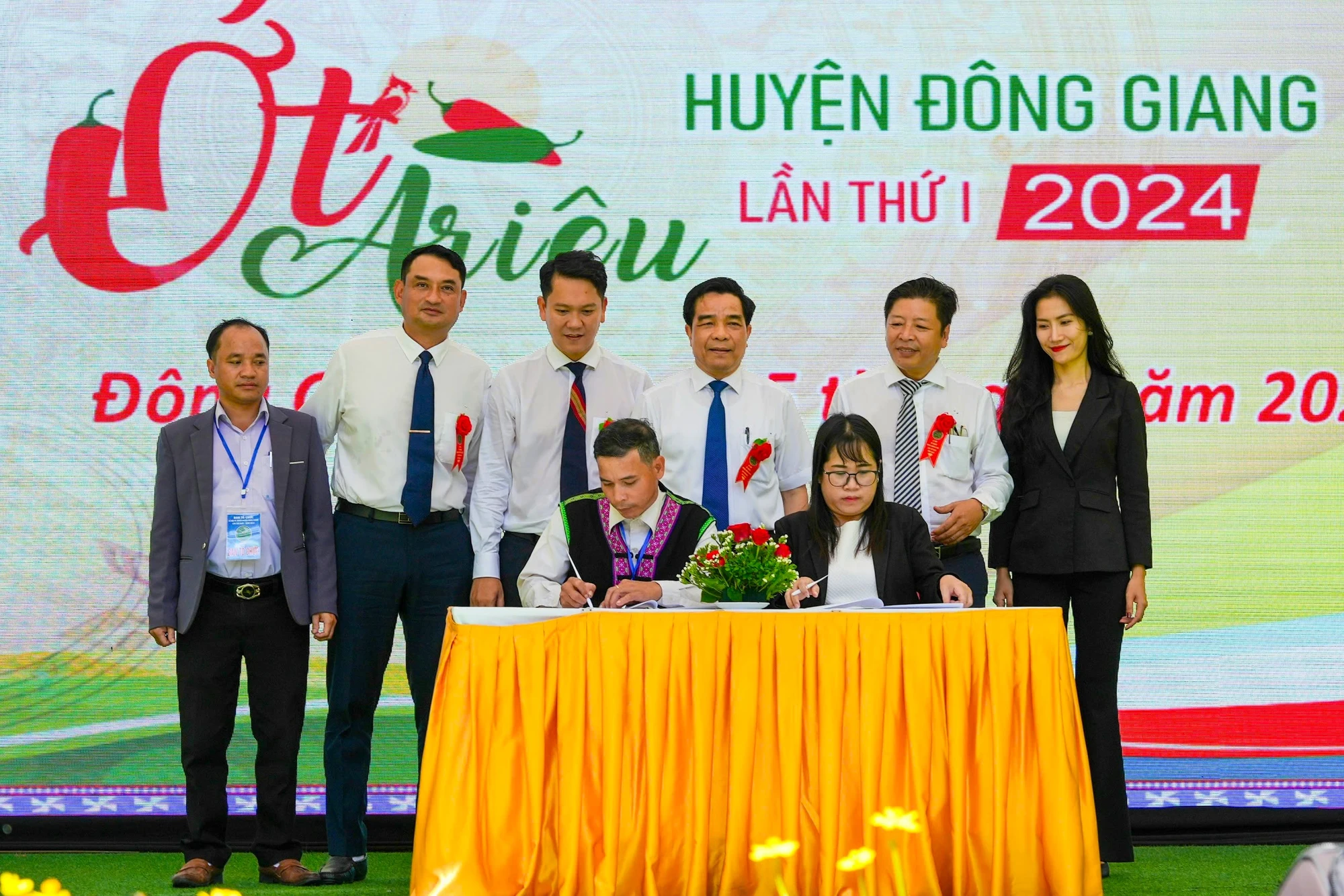 Ông Lê Văn Dũng, Chủ tịch UBND tỉnh Quảng Nam (thứ 3 từ phải qua) cùng lãnh đạo địa phương tham gia giới thiệu, quảng bá du lịch và sản phẩm nông sản địa phương, đặc biệt là sản phẩm ớt A Riêu để kết nối du lịch đến huyện Đông Giang. ky-ket.jpg