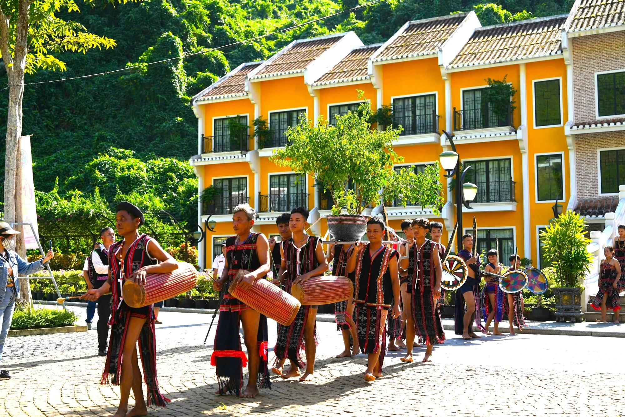 Đông Giang là huyện miền núi của tỉnh Quảng Nam với vẻ đẹp nguyên sơ, hùng vĩ được xem là nơi gặp gỡ của đại ngàn, là nơi sinh sống phần lớn của người đồng bào dân tộc ít người. cổng trời đông giang