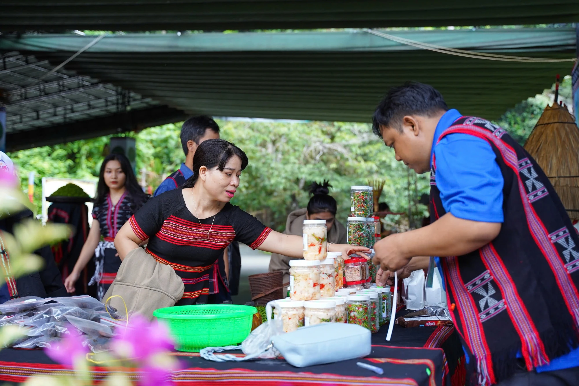 Lễ hội ớt A Riêu diễn ra từ ngày 15 đến ngày 16-8 với nhiều chương trình như thi bắn ná, thi múa trống chiêng và thi ăn ớt cùng với mỳ Quảng. thi-an-ot.jpg