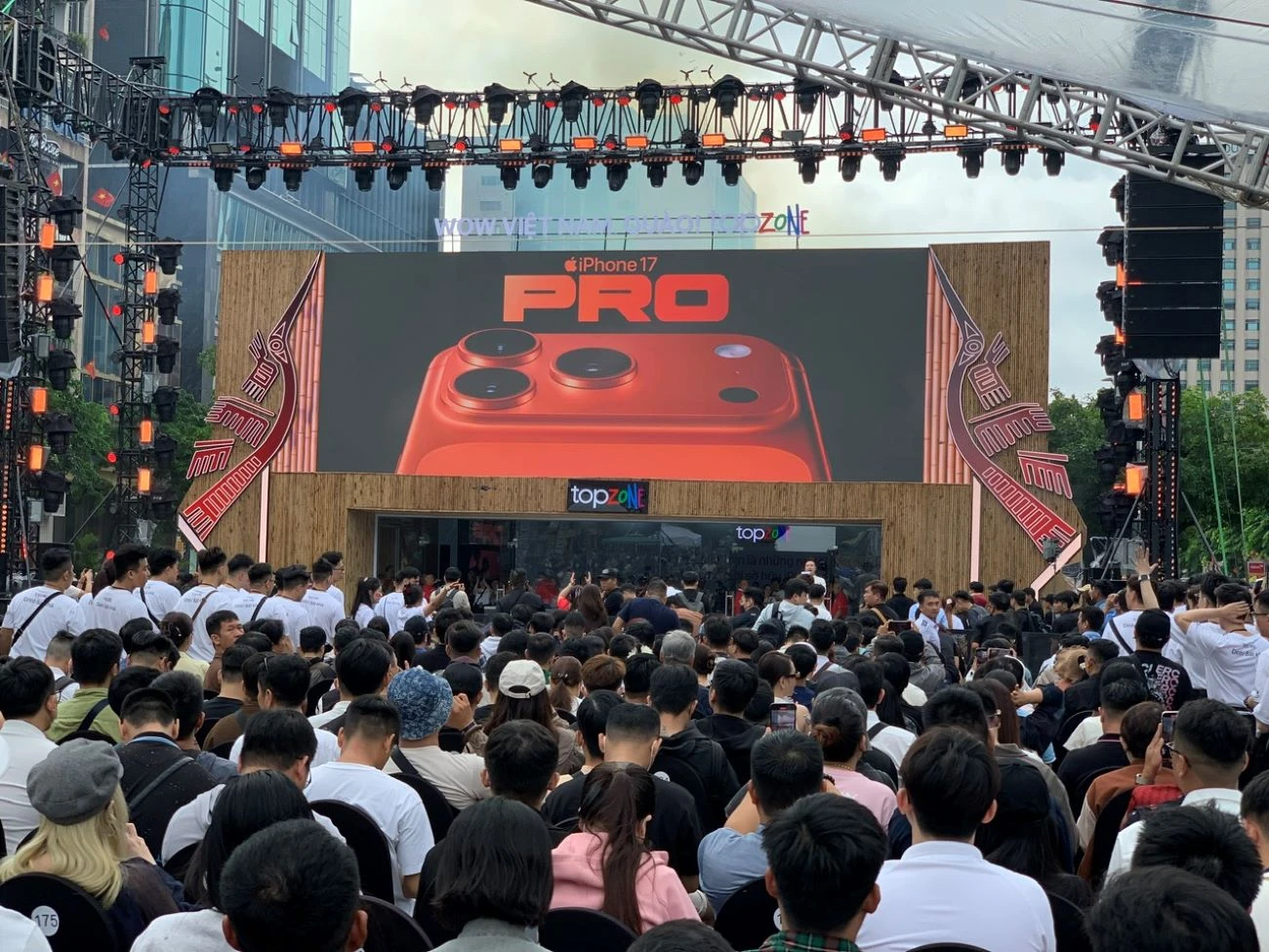 Người tiêu dùng Việt chờ đợi đến giờ mở cửa để mua iPhone 17. Ảnh: PHƯƠNG MINH điện thoại iPhone